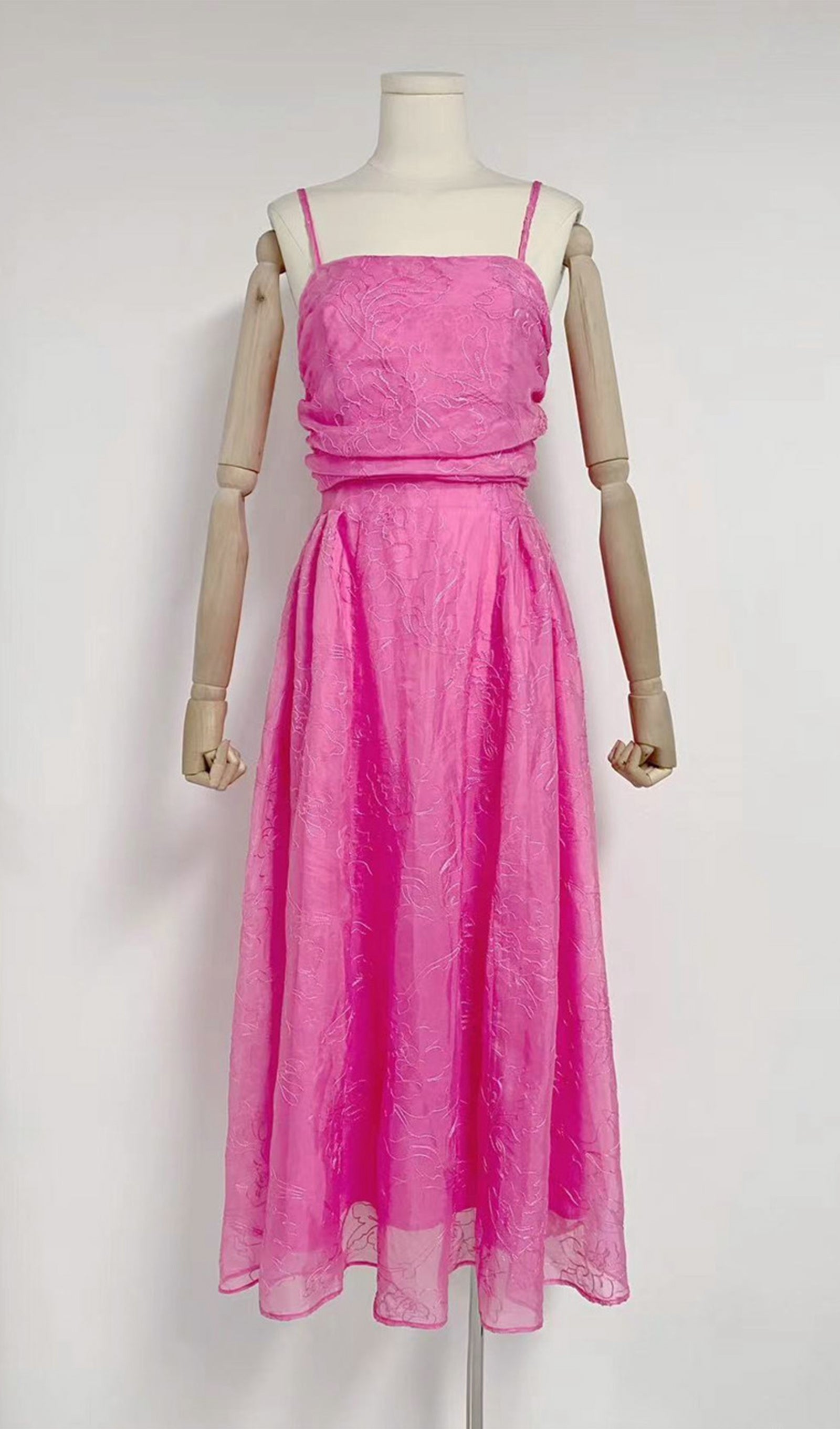 Besticktes, tailliertes Midikleid mit Trägern in Rosa