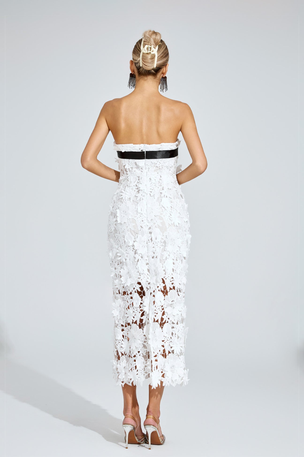 Camille Midikleid mit floralen Applikationen 