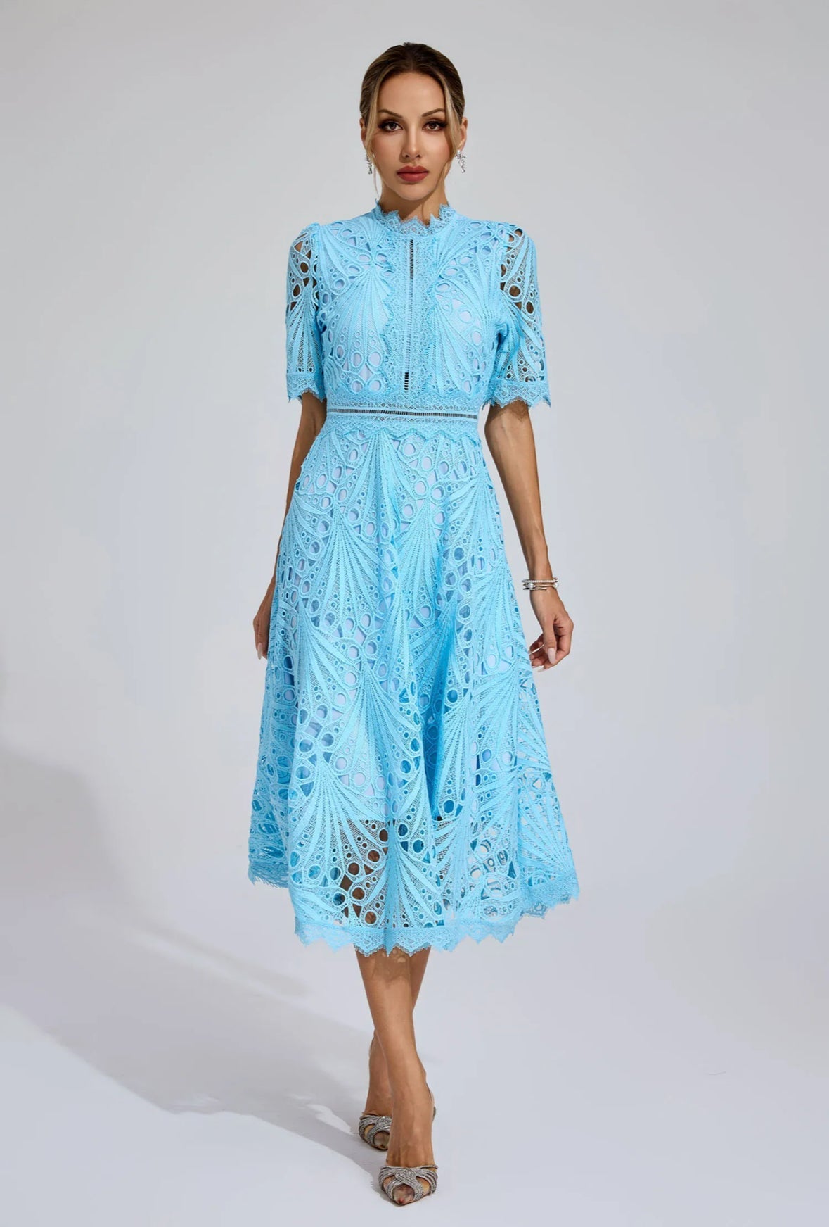 Midikleid aus Spitze mit Cut-outs