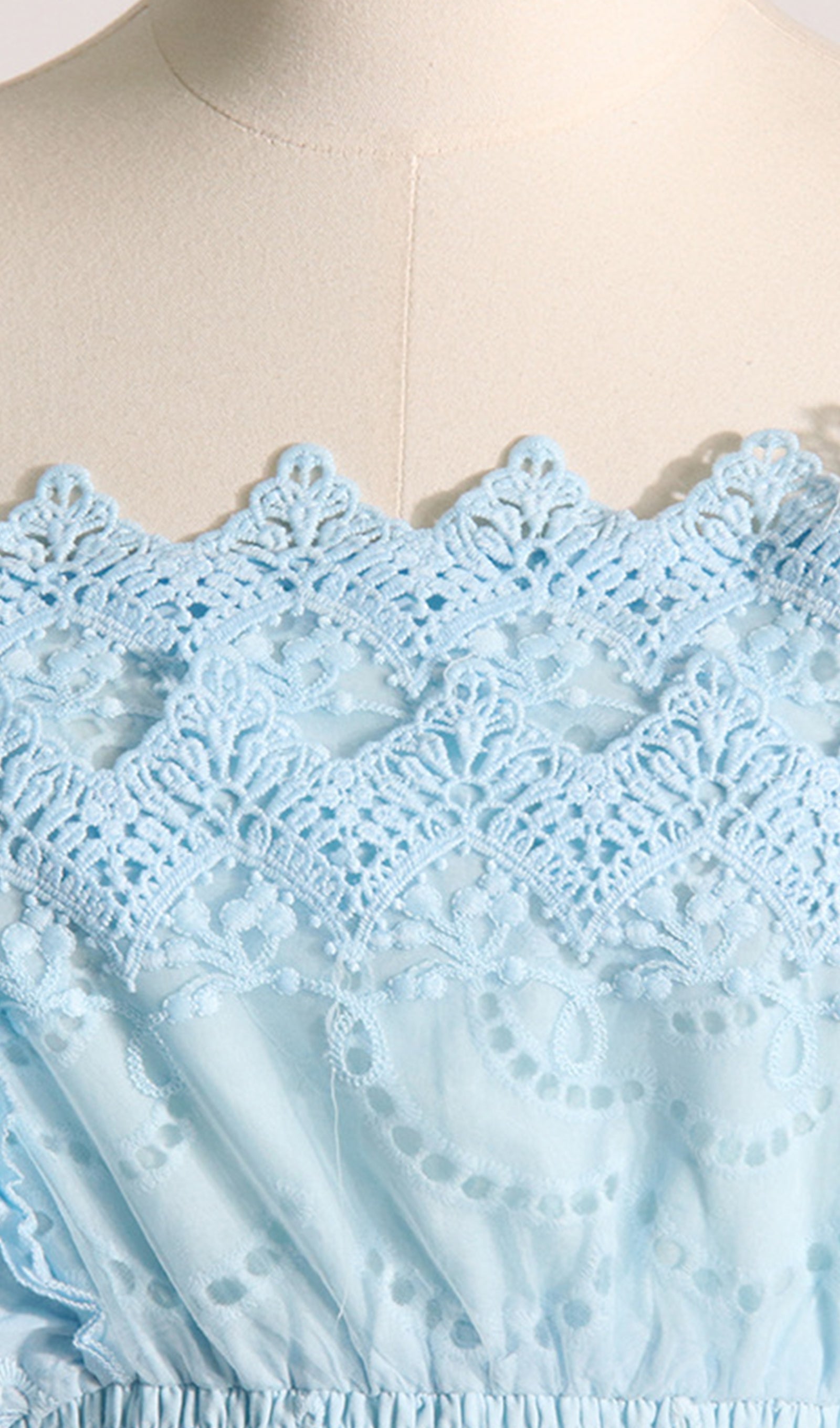Schulterfreies, hochtailliertes Minikleid