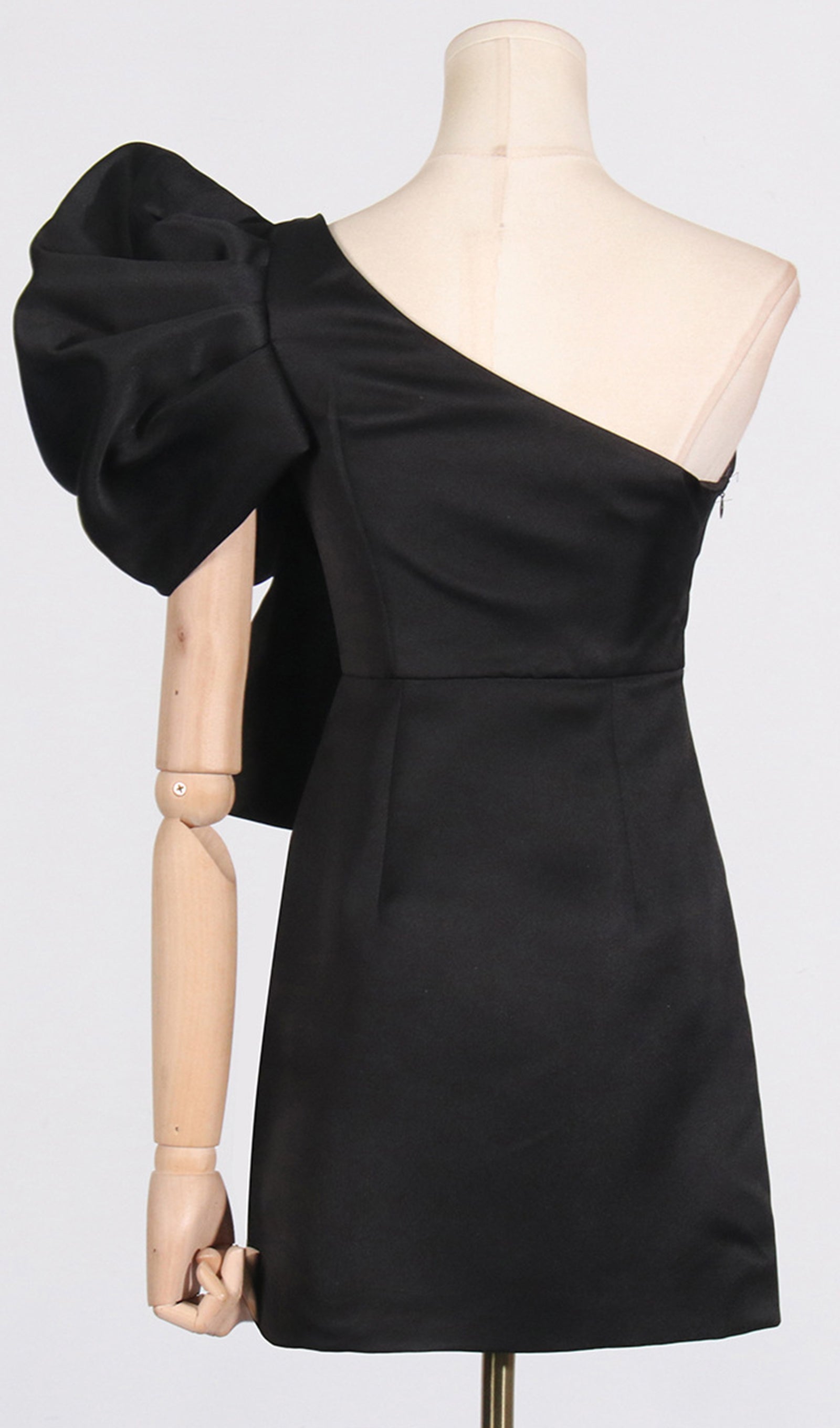 Schwarzes, schulterfreies, figurbetontes Minikleid