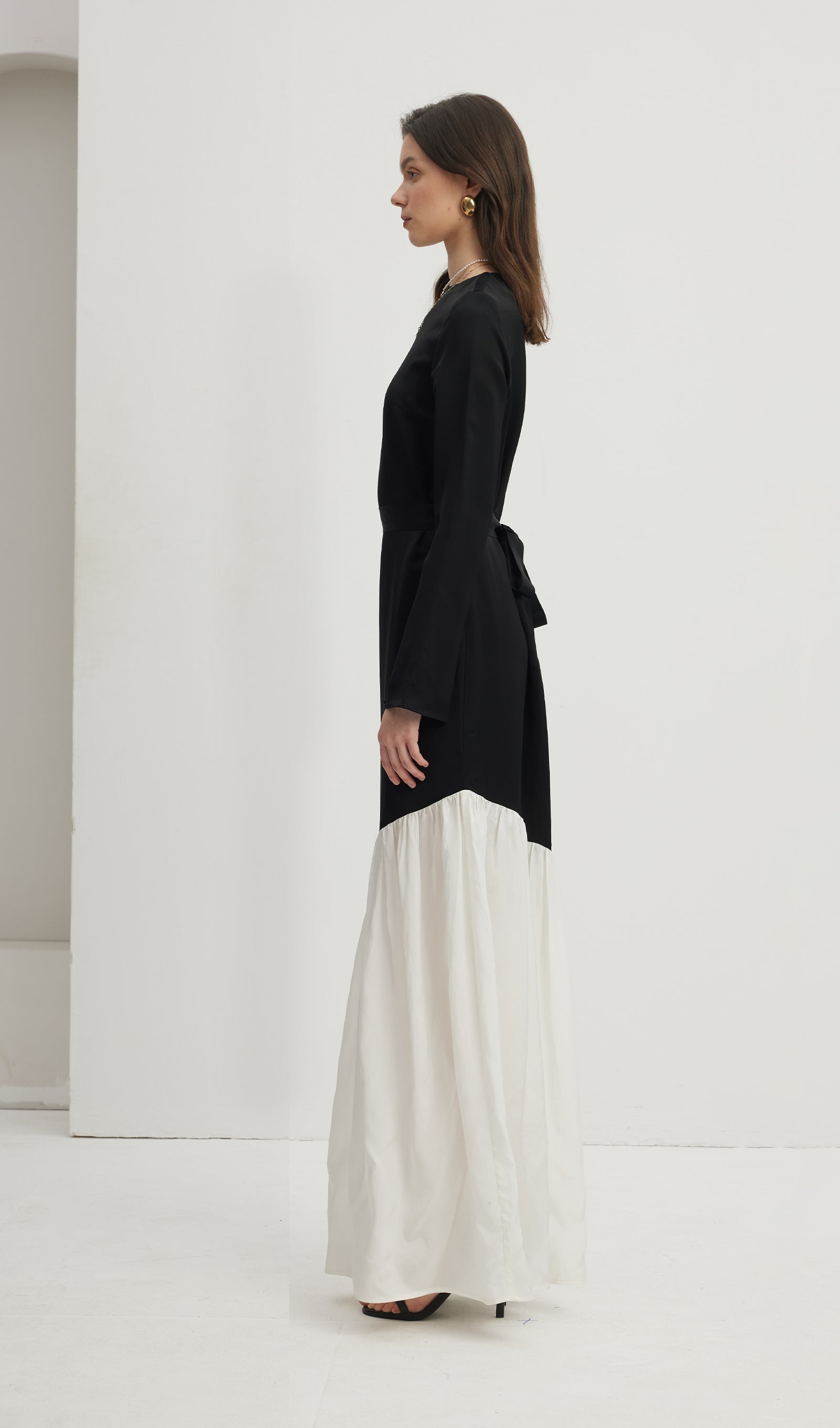 Asymmetrisches Maxikleid in Schwarz/Weiß mit Farbblockmuster 