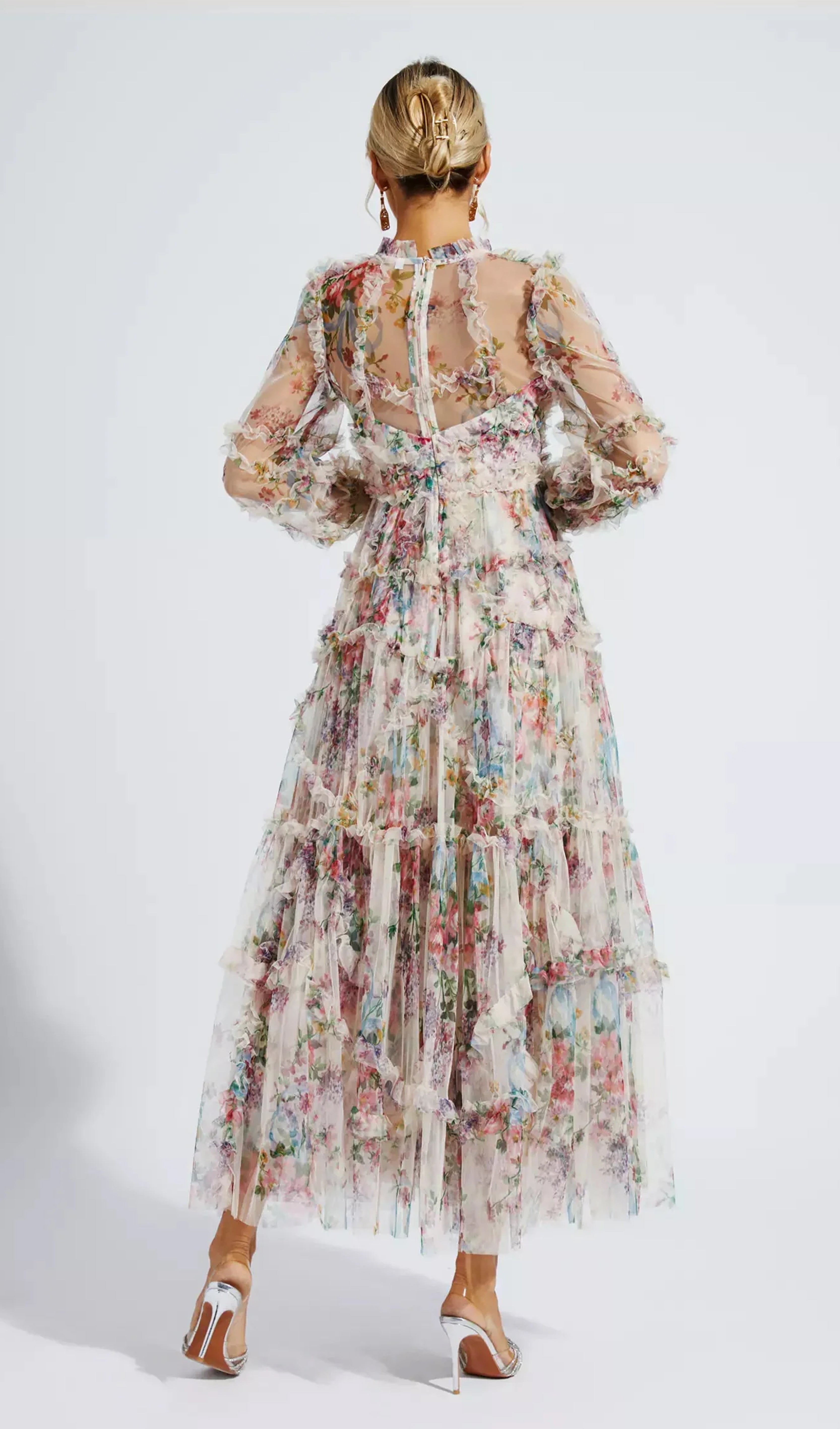Langärmeliges, geblümtes, gestricktes Rüschen-Midikleid