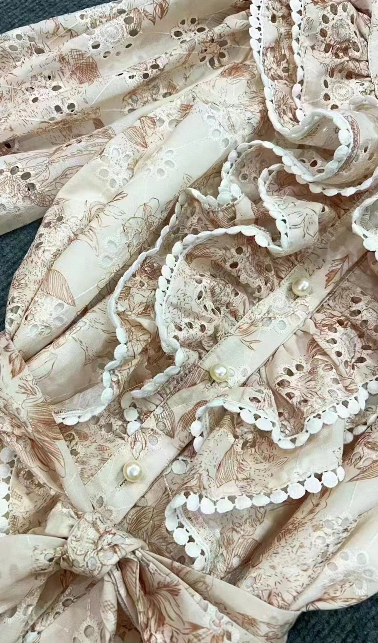 Langärmeliges, khakifarbenes, plissiertes Maxikleid aus Spitze