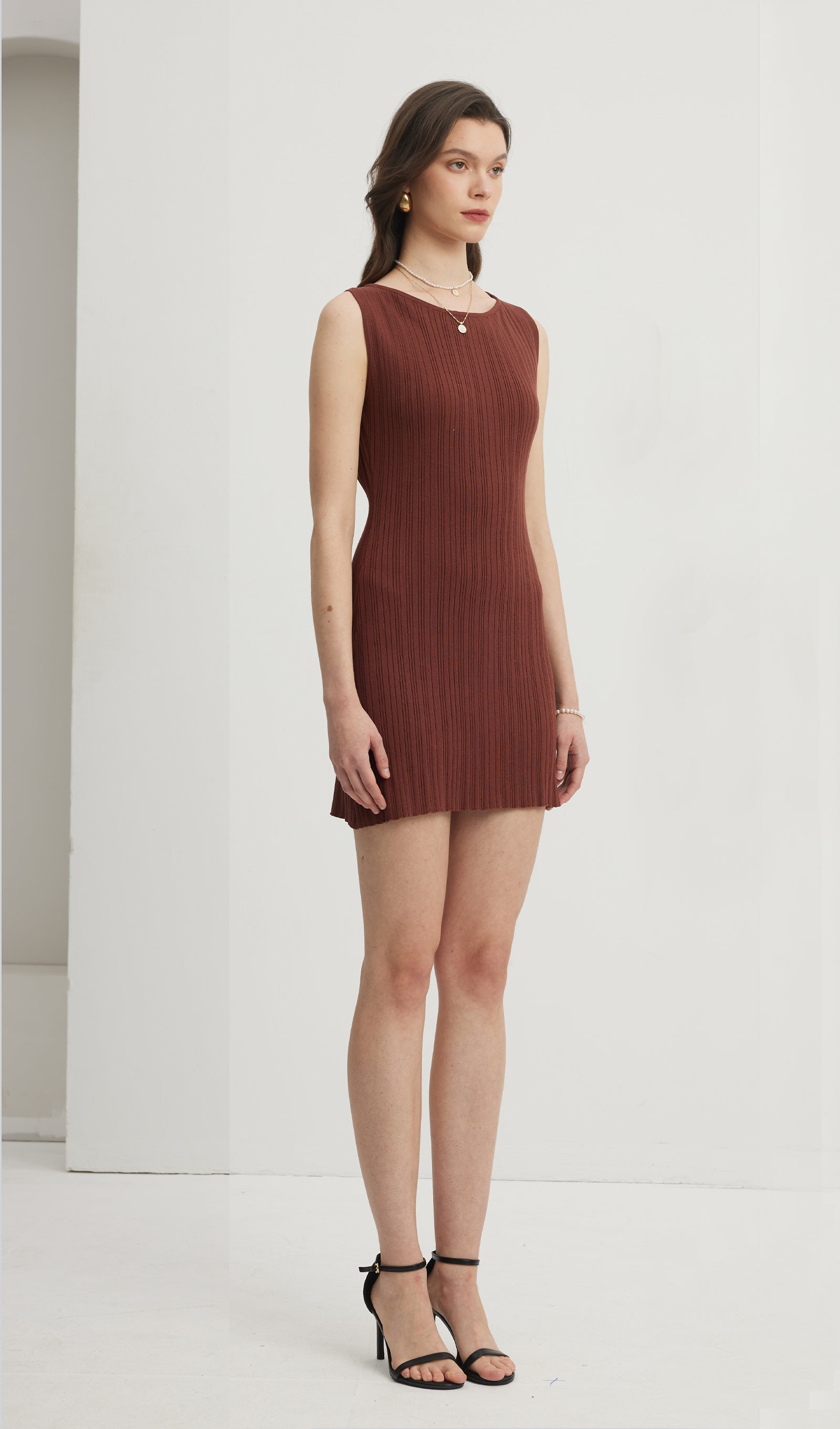 Mikes rückenfreies Minikleid in Braun 