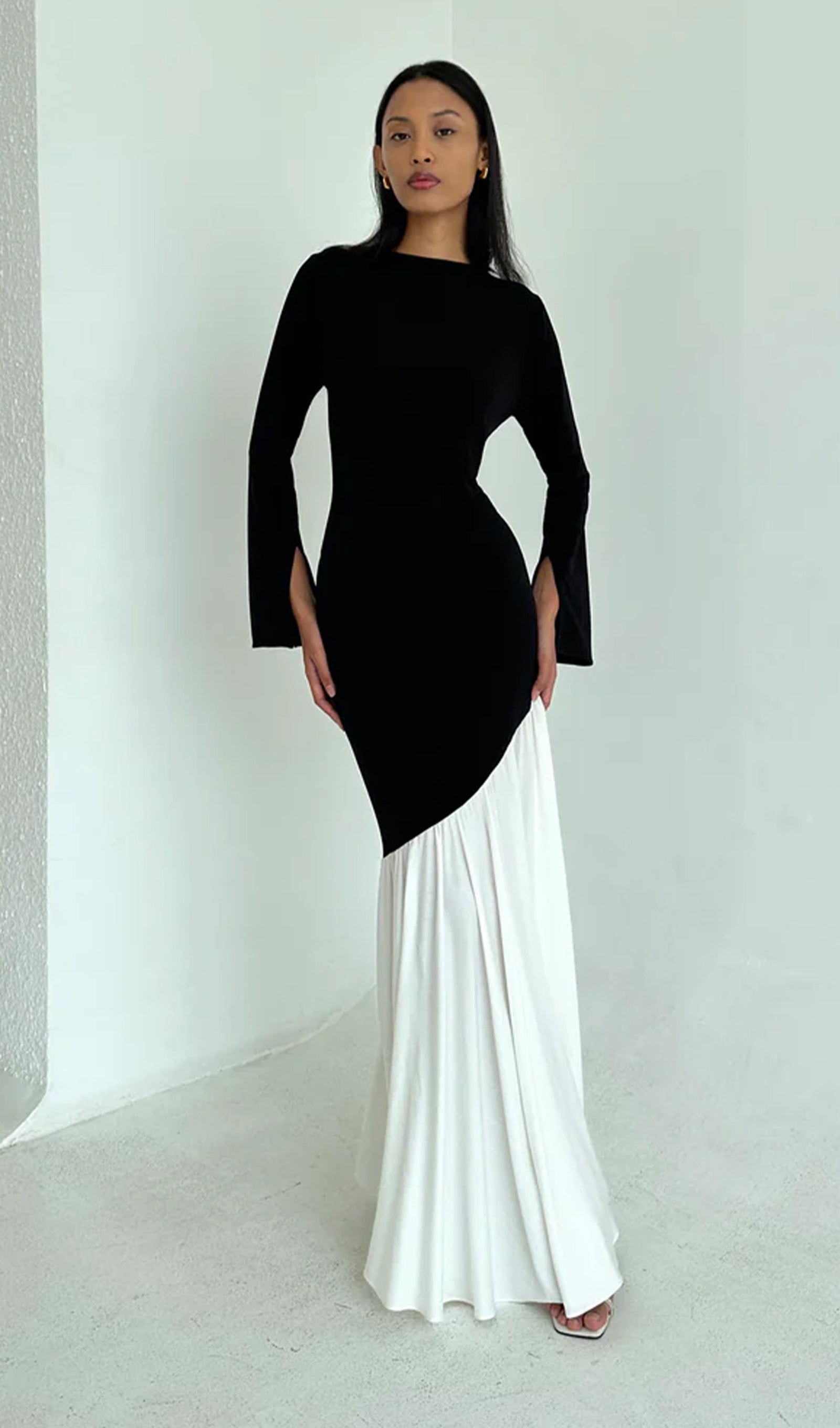 Asymmetrisches Maxikleid in Schwarz/Weiß mit Farbblockmuster 