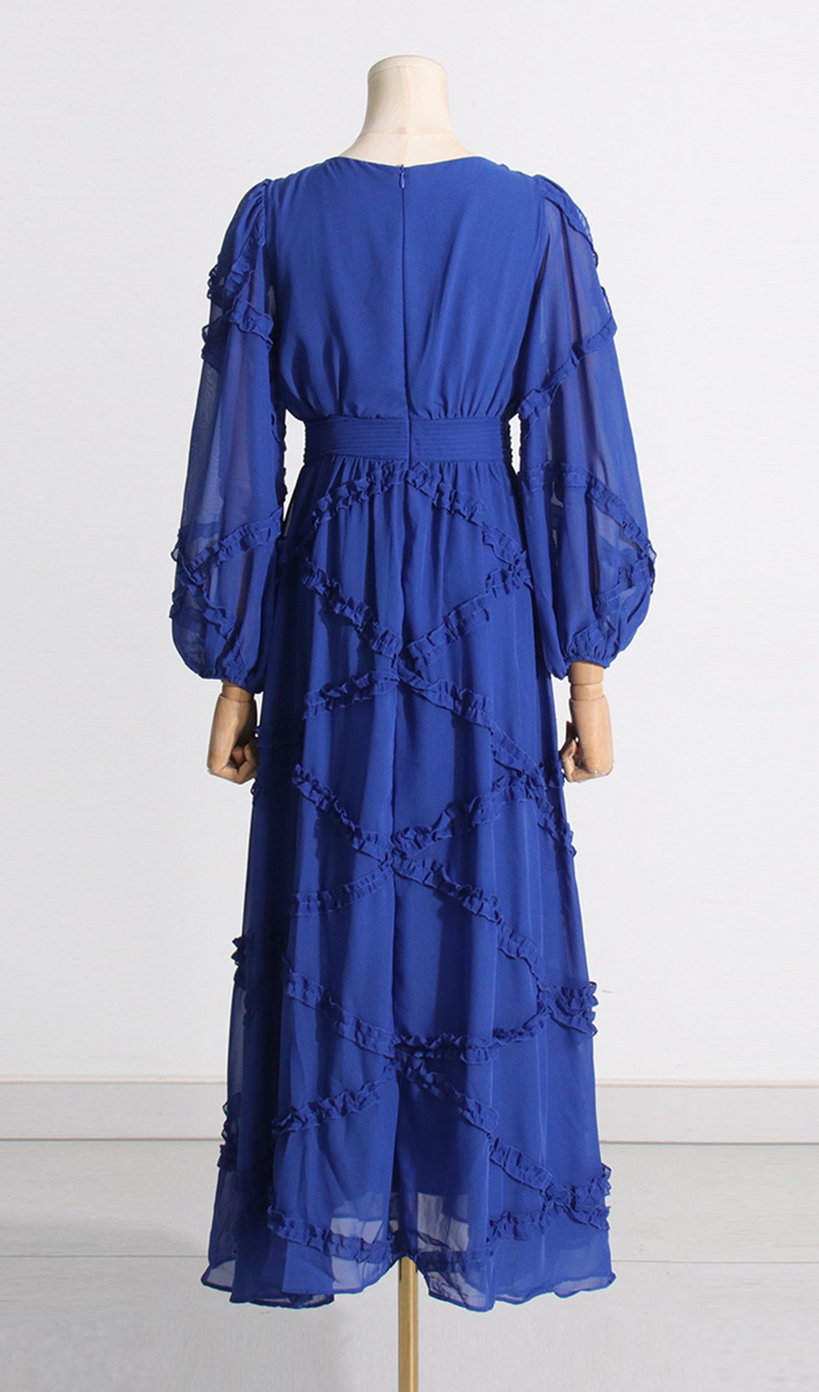 Maxikleid aus Mesh mit langen Ärmeln und V-Ausschnitt