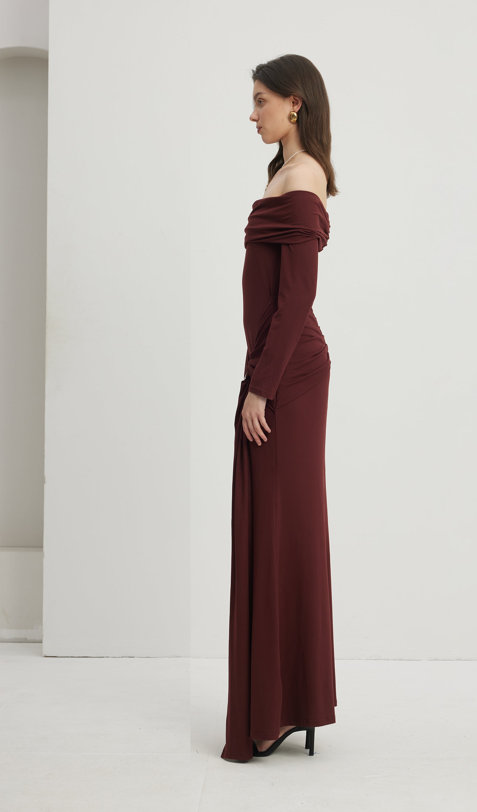 Schulterfreies Rüschen-Maxikleid 