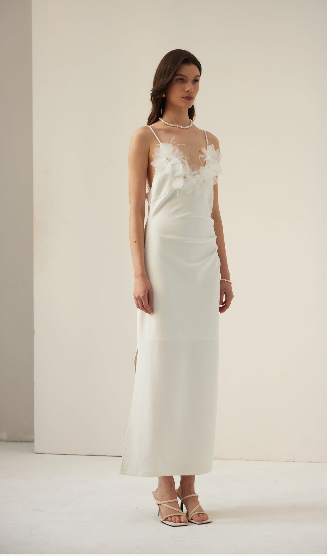 Federverziertes Slip-Midikleid 