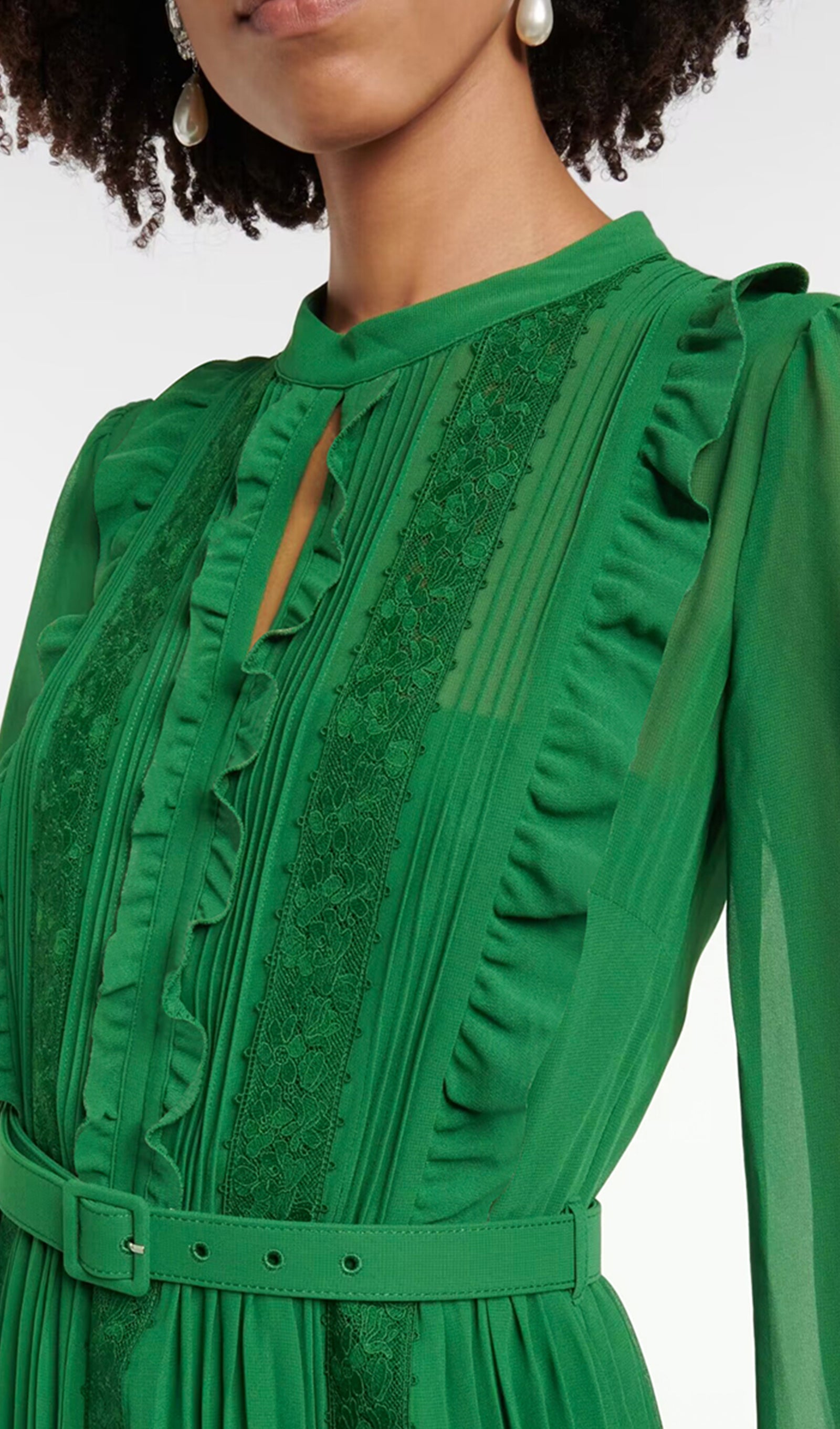Grünes, tailliertes Maxikleid aus gerüschter, plissierter Spitze
