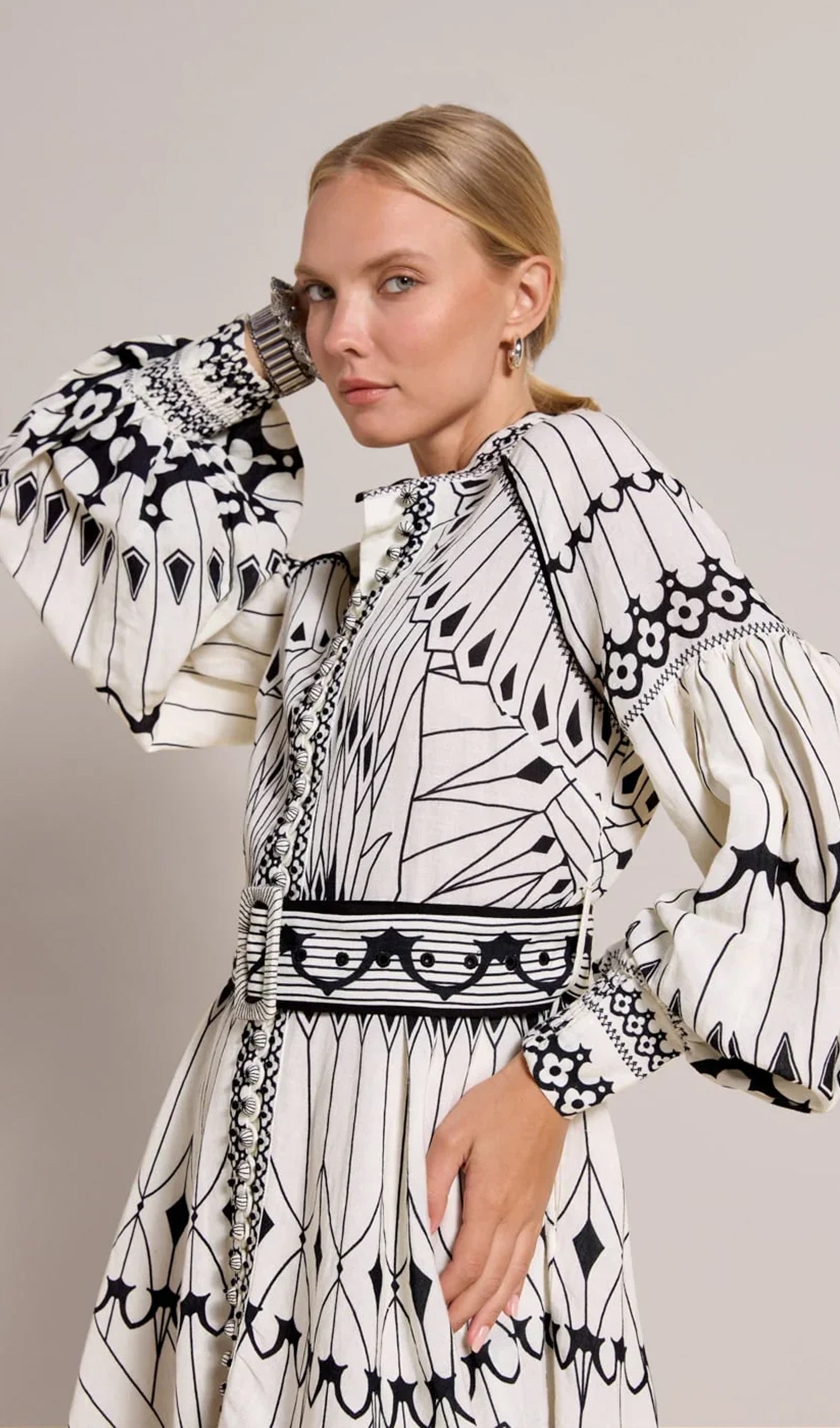 Minikleid mit Blumenmuster, hohem Kragen und Gürtel, mit Gürtel