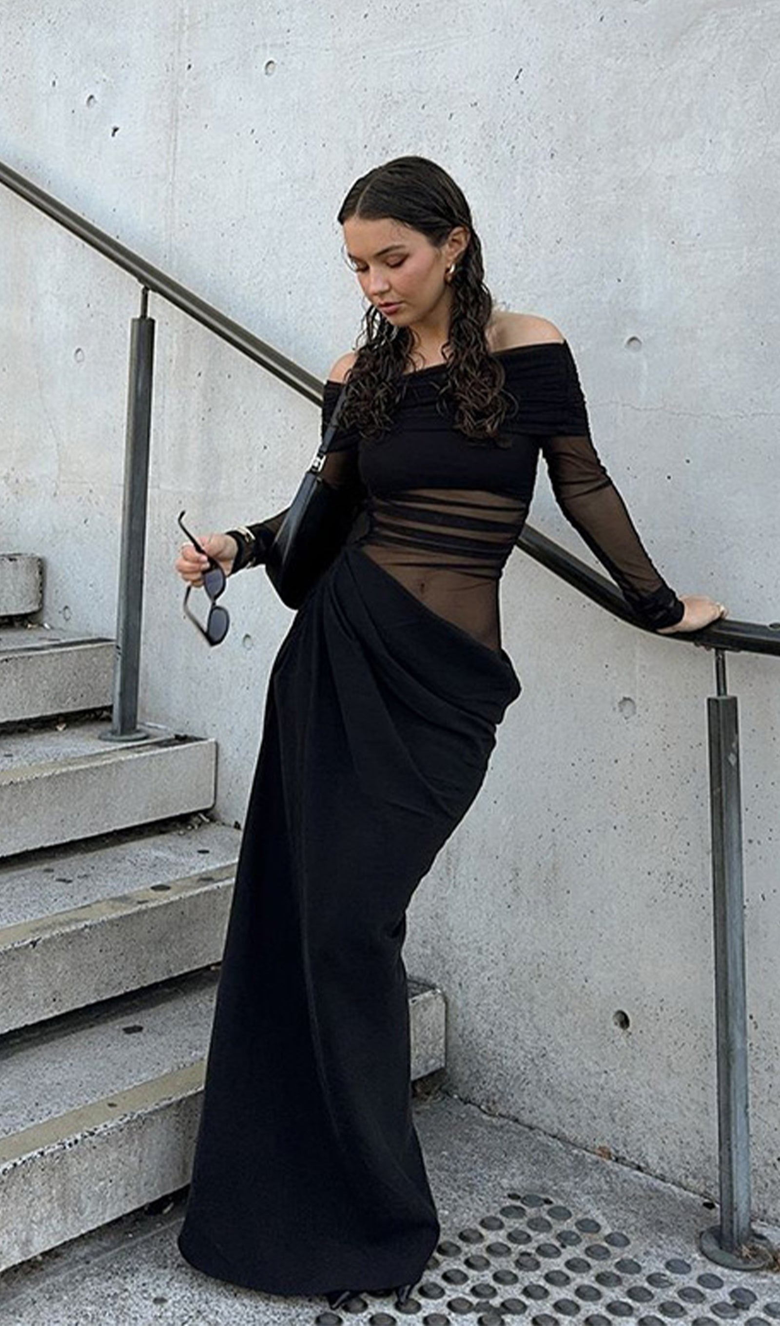 Schwarzes, schulterfreies, transparentes Maxikleid aus Mesh 