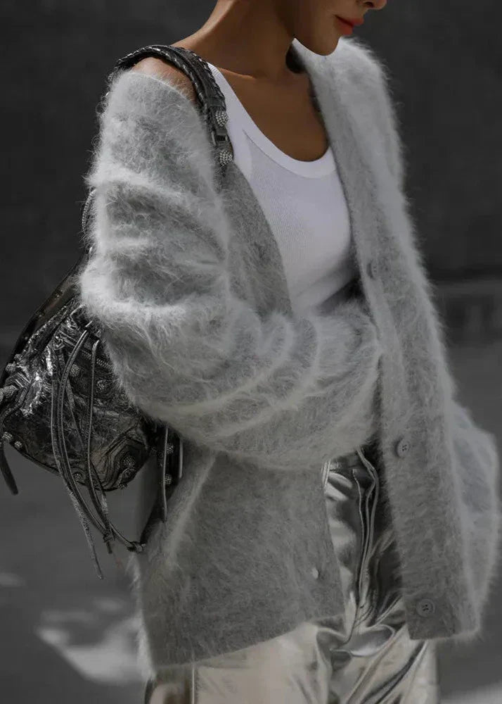 Hellgraue Strickjacke mit Knöpfen