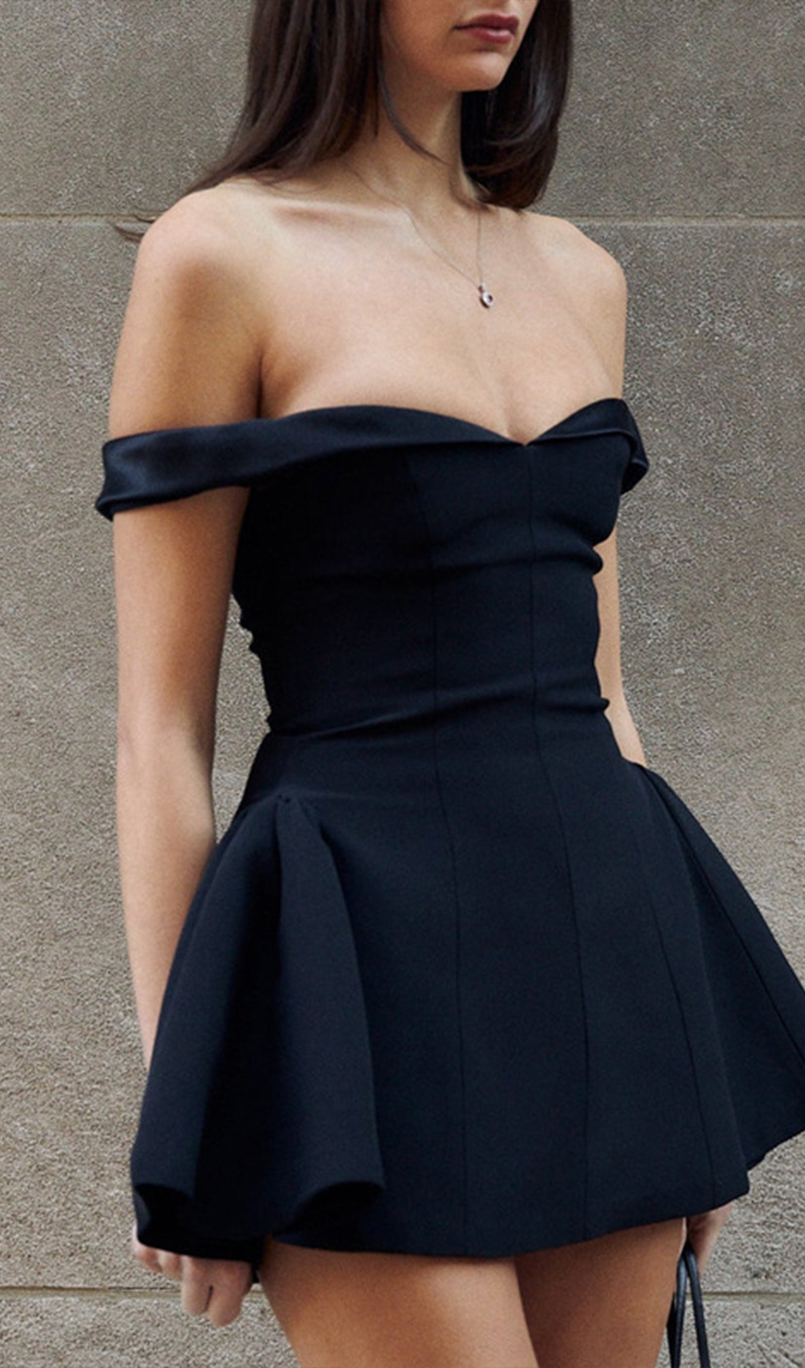 Schulterfreies Minikleid mit Rüschenrock – Schwarz 