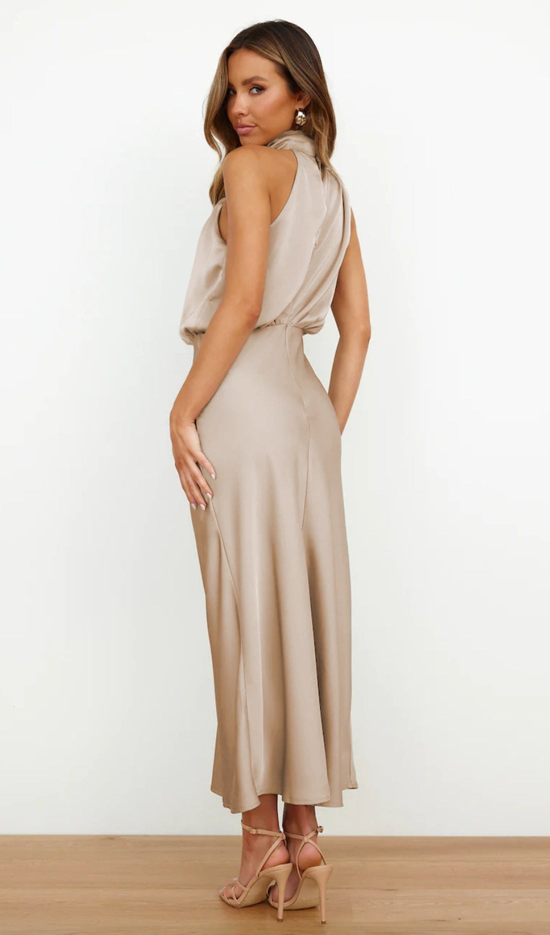 Asymmetrisches Satin-Midikleid 