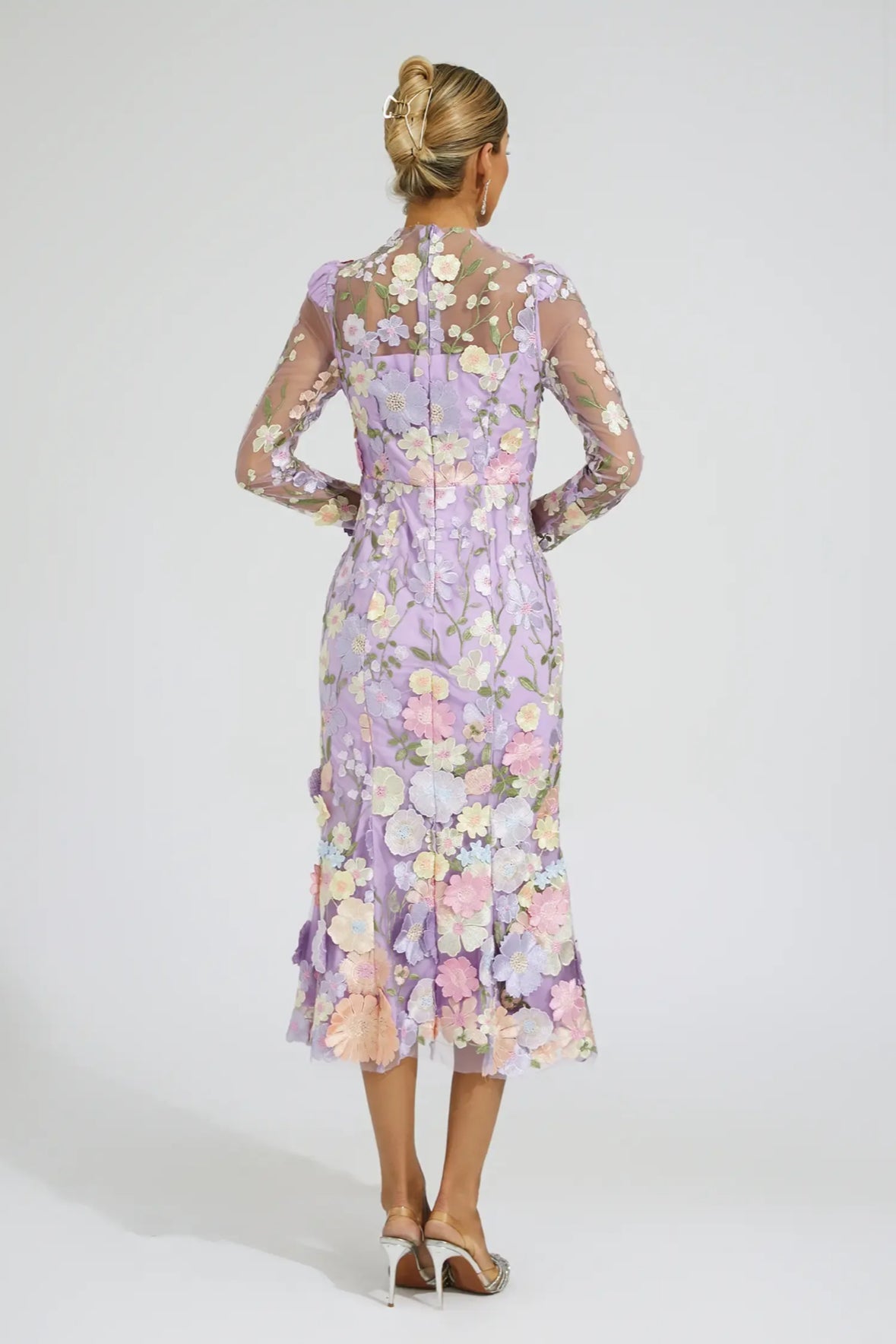 Lila Midikleid mit Blumenstickerei