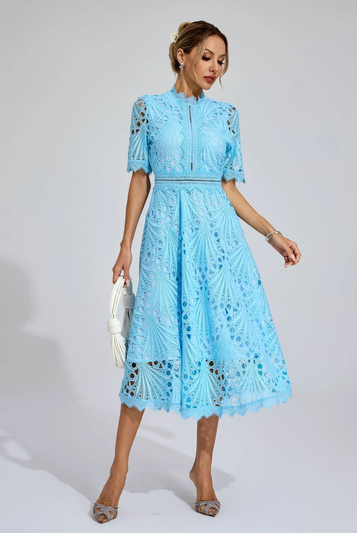 Midikleid aus Spitze mit Cut-outs