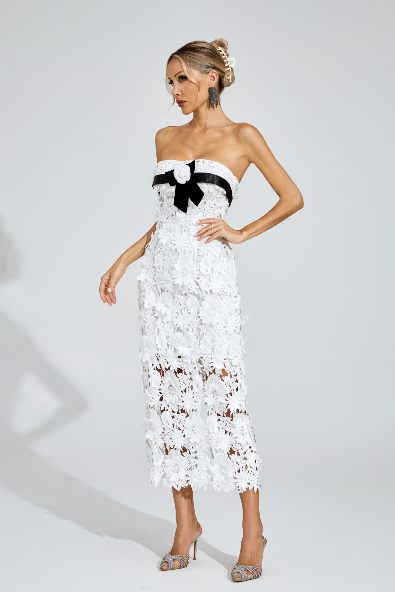 Camille Midikleid mit floralen Applikationen 