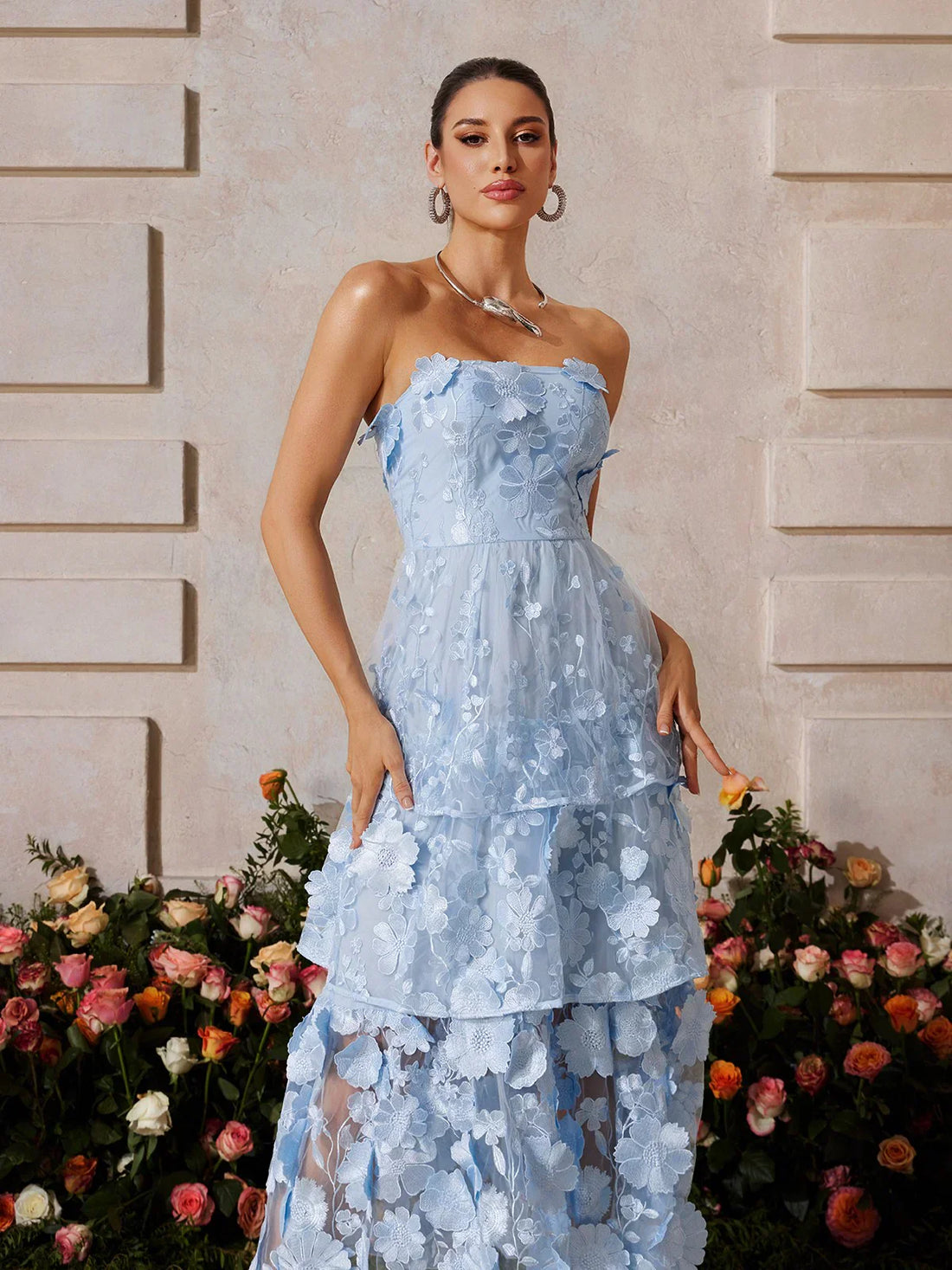 Besticktes blaues Maxikleid mit Blumenmuster