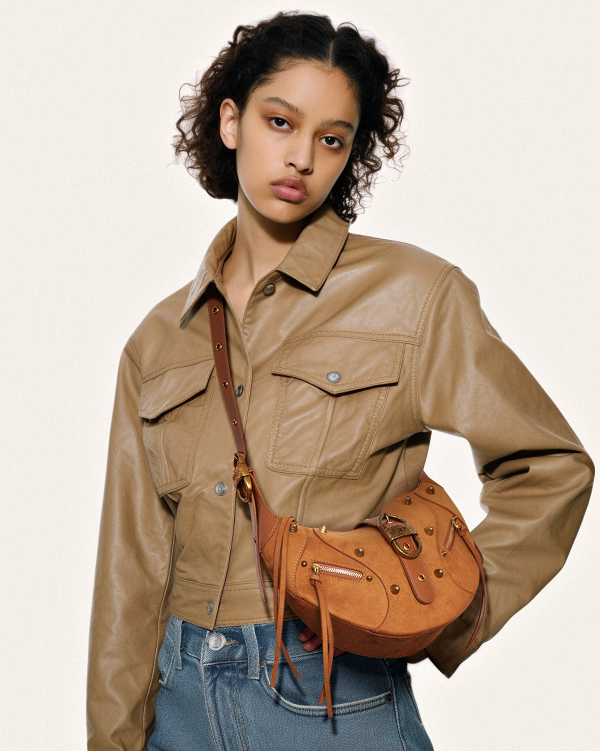 Tessa Schultertasche aus Wildlederimitat – Kamel