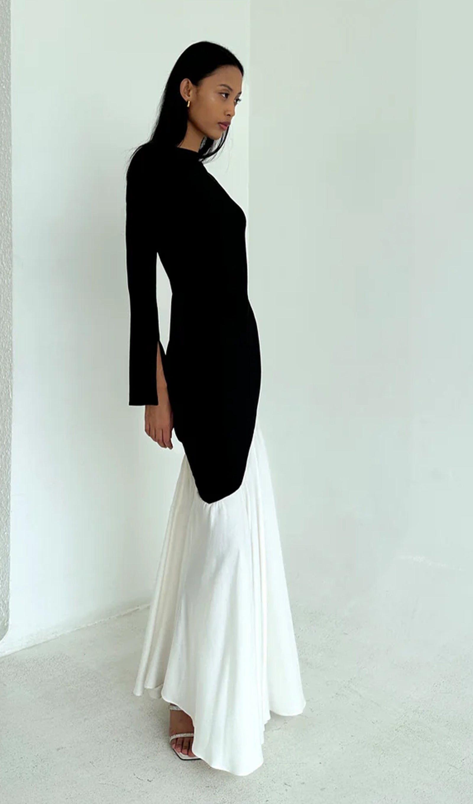Asymmetrisches Maxikleid in Schwarz/Weiß mit Farbblockmuster 