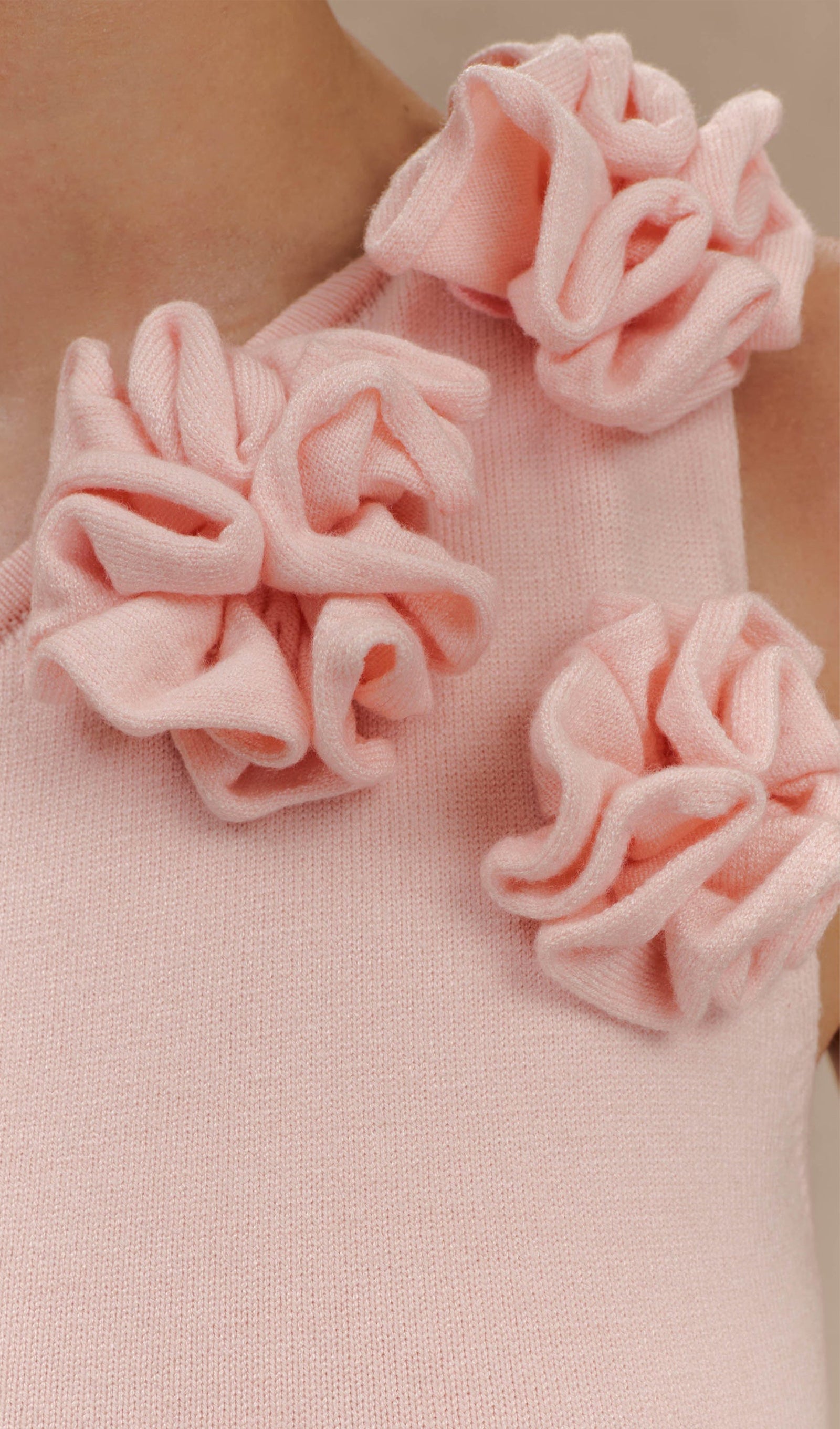 Maxikleid aus geblümtem Strick mit einer Schulter – Babyrosa 