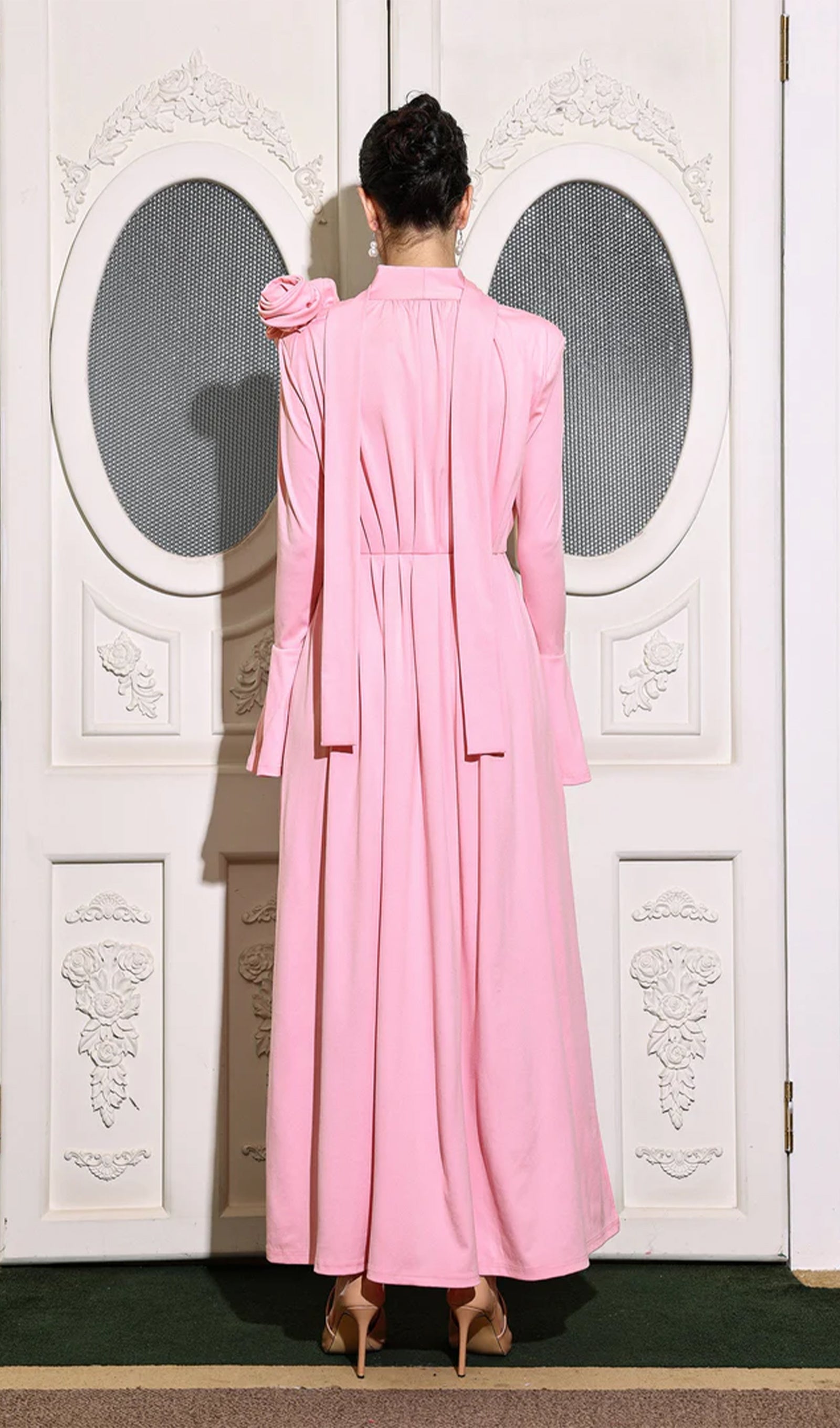 Geblümtes Maxikleid mit V-Ausschnitt, Falten und Schlitz – Rosa 