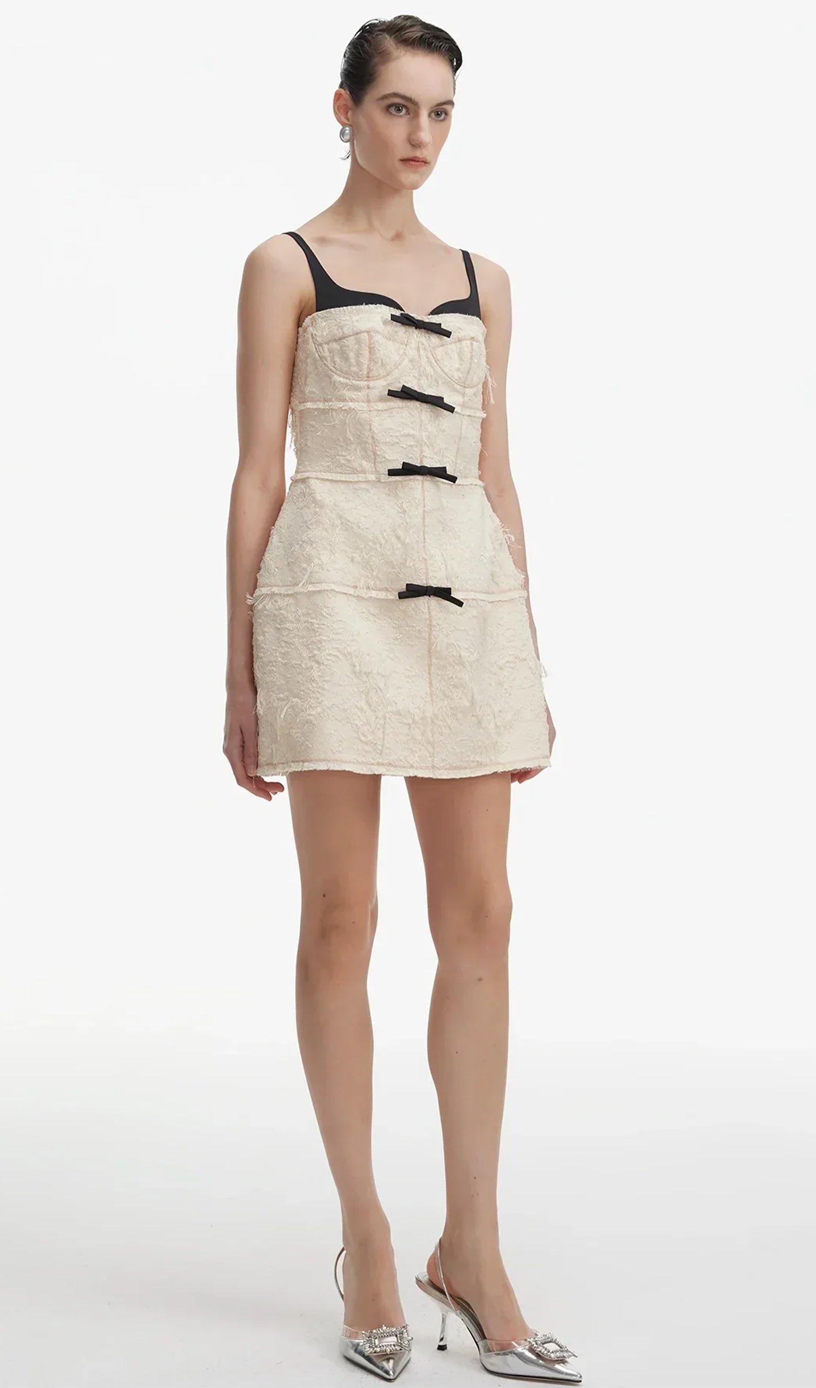 Flauschiges schwarz-weißes Minikleid 