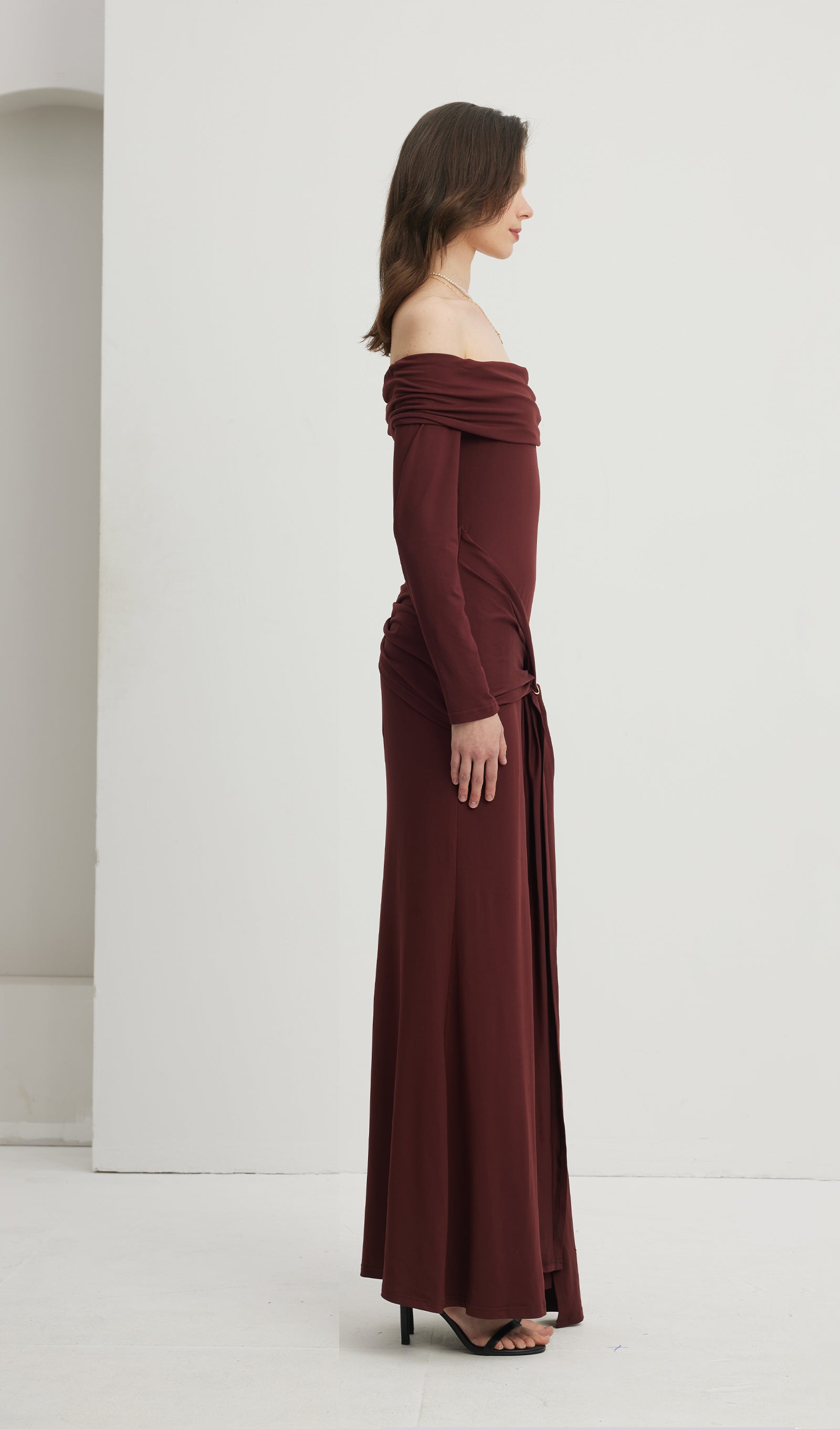 Schulterfreies Rüschen-Maxikleid 
