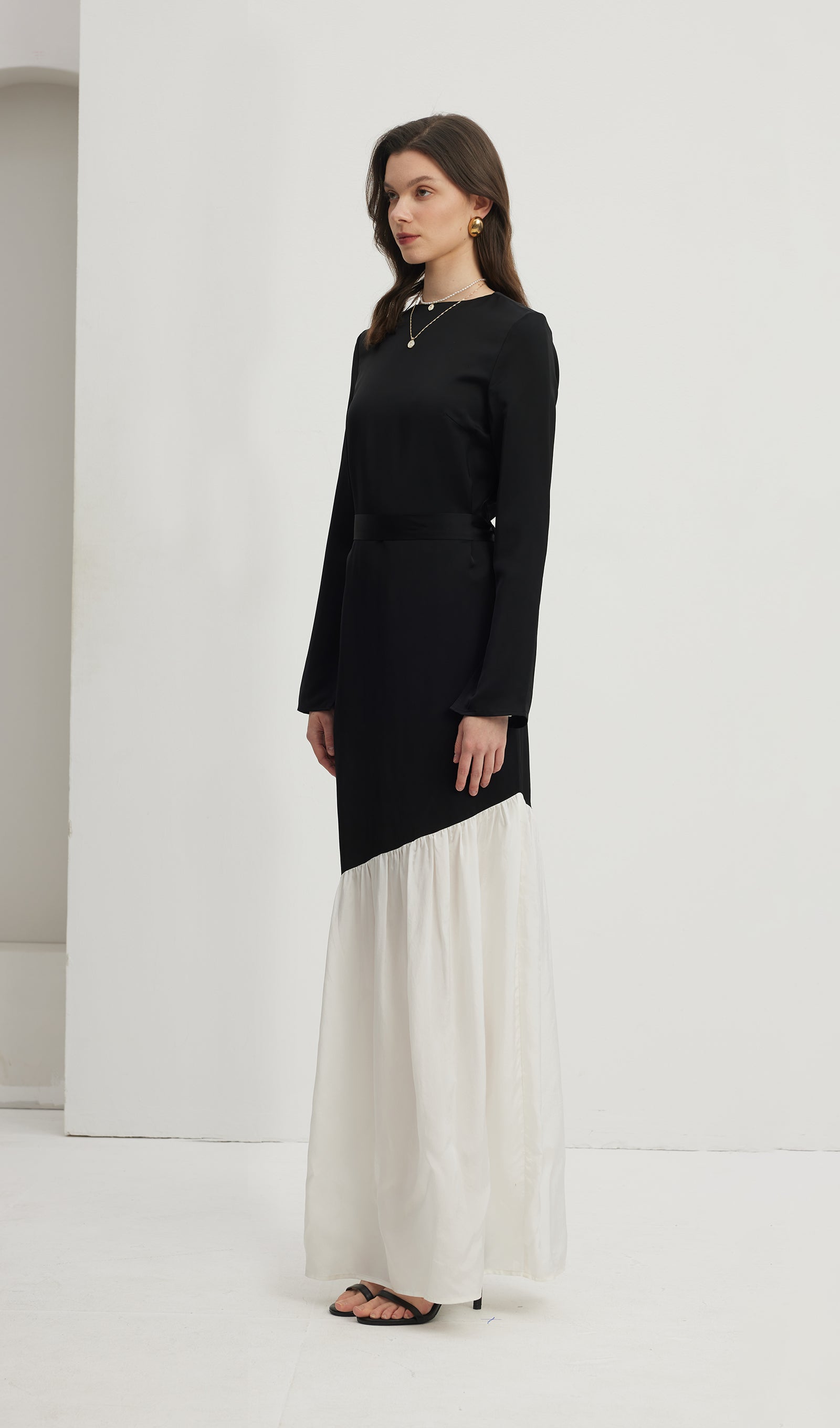 Asymmetrisches Maxikleid in Schwarz/Weiß mit Farbblockmuster 
