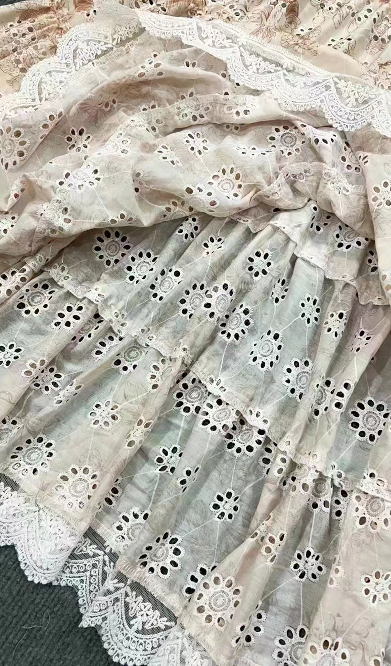 Langärmeliges, khakifarbenes, plissiertes Maxikleid aus Spitze