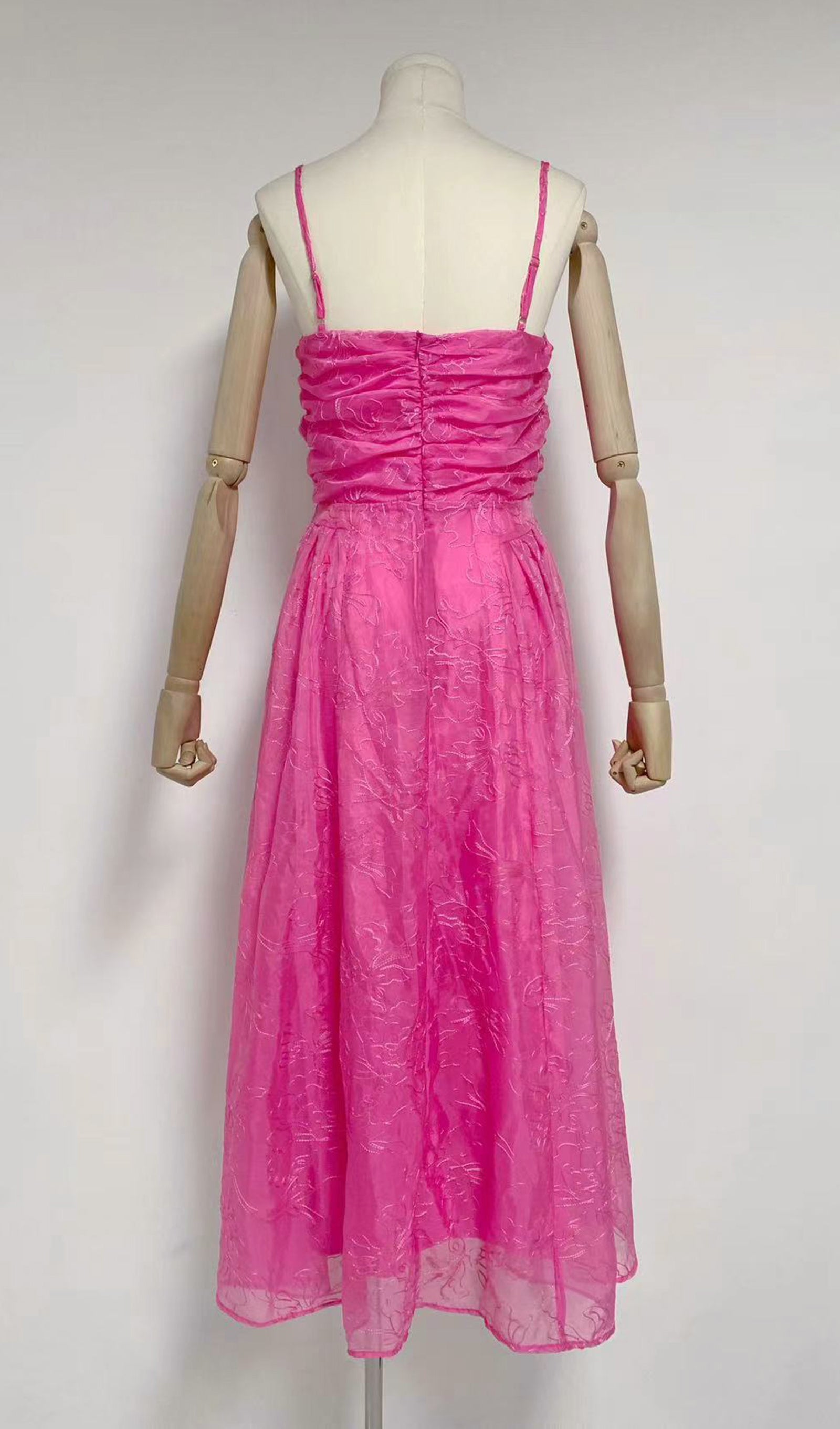 Besticktes, tailliertes Midikleid mit Trägern in Rosa