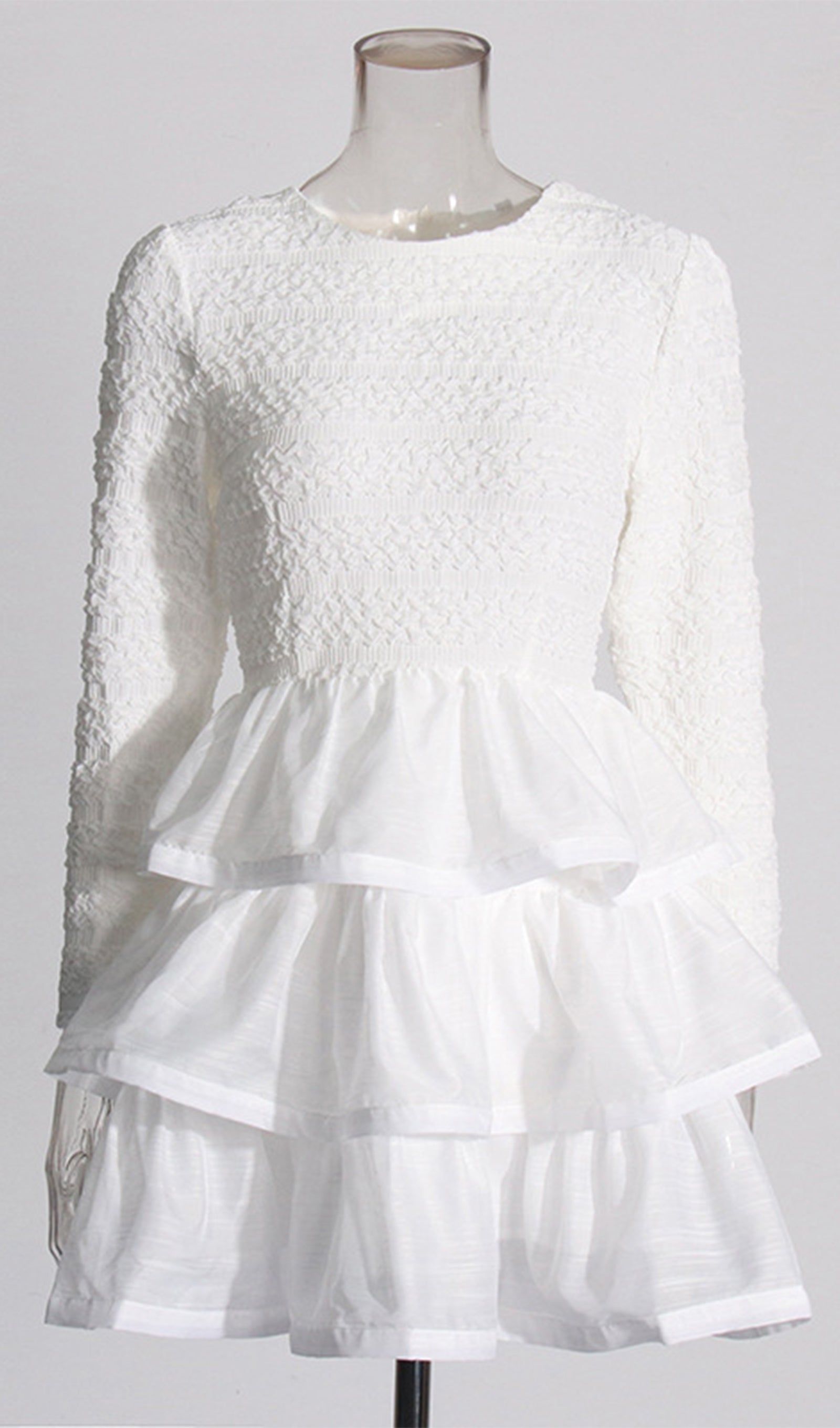 Elegantes, gerüschtes Minikleid mit langen Ärmeln
