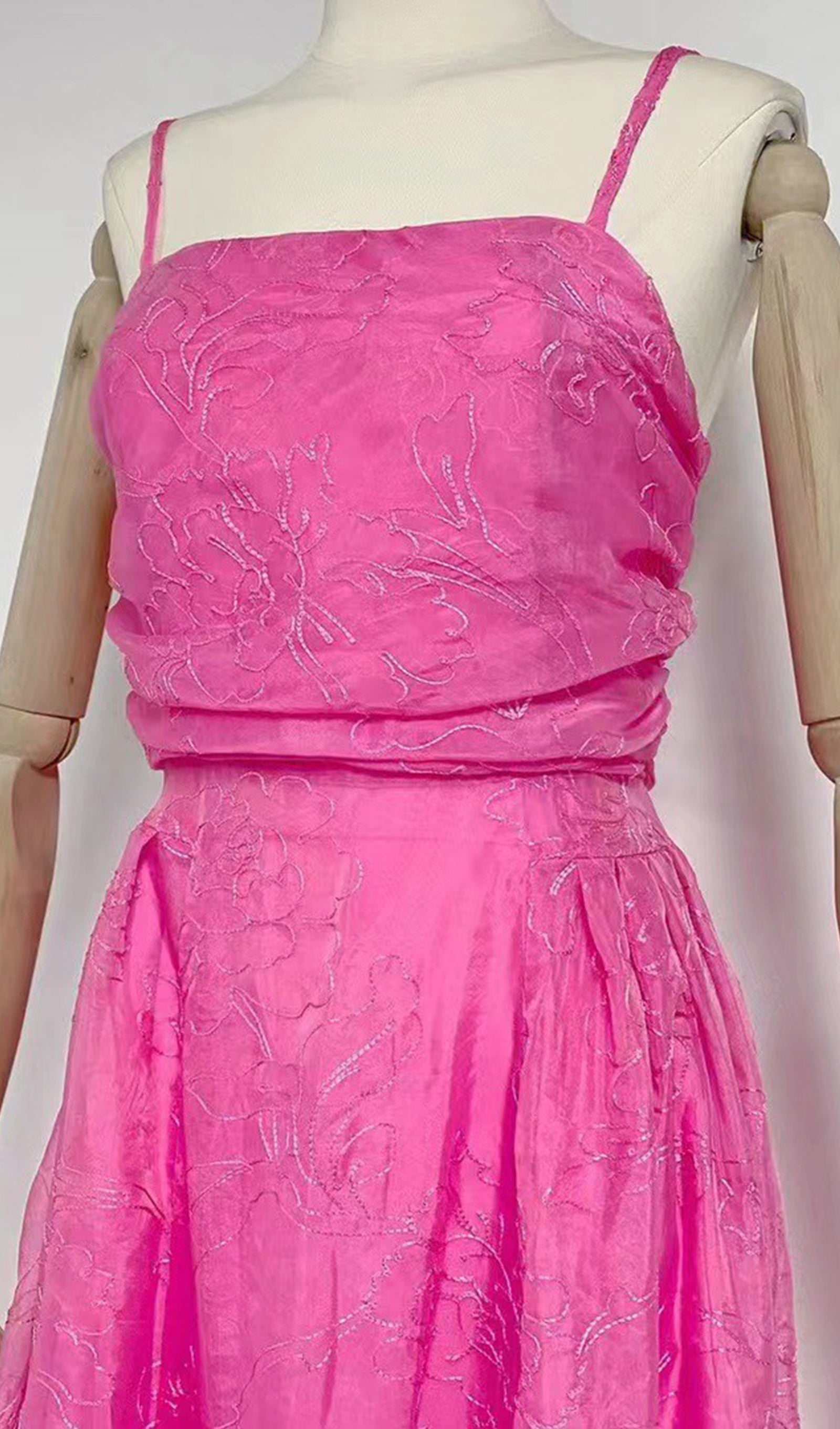 Besticktes, tailliertes Midikleid mit Trägern in Rosa