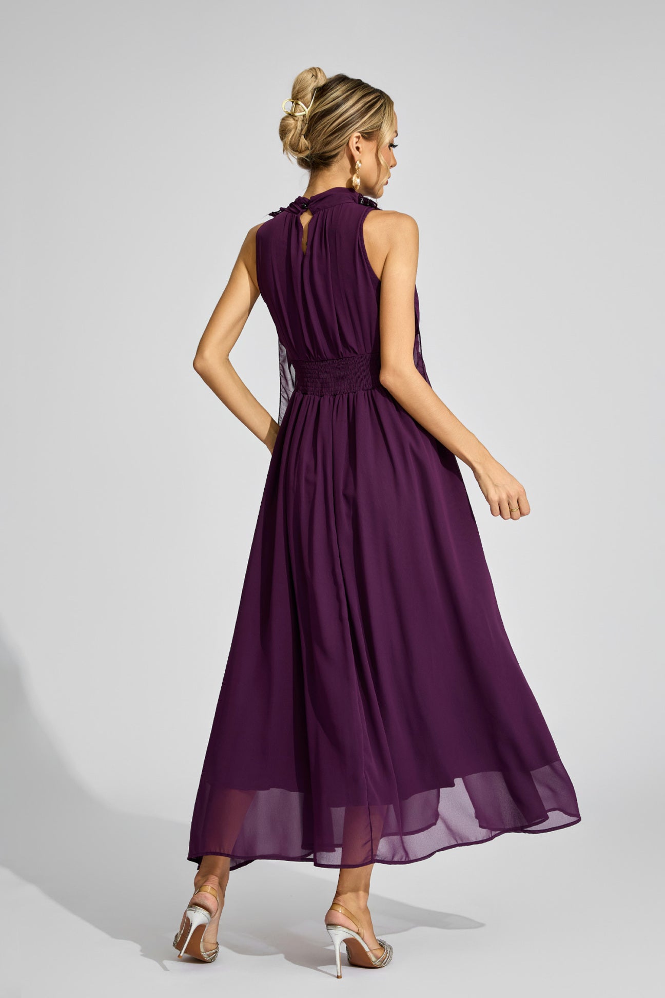 Violette Maxikleid mit hohem Kragen und Drapierung 