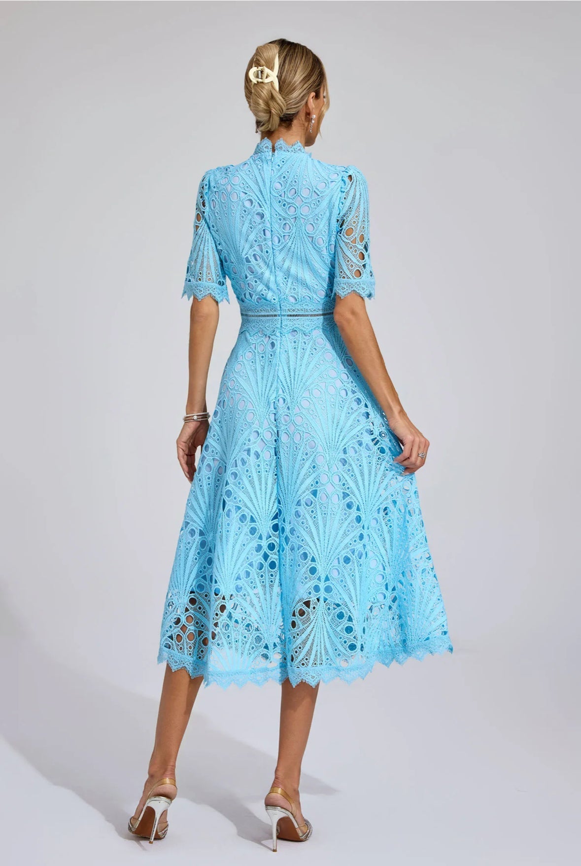 Midikleid aus Spitze mit Cut-outs