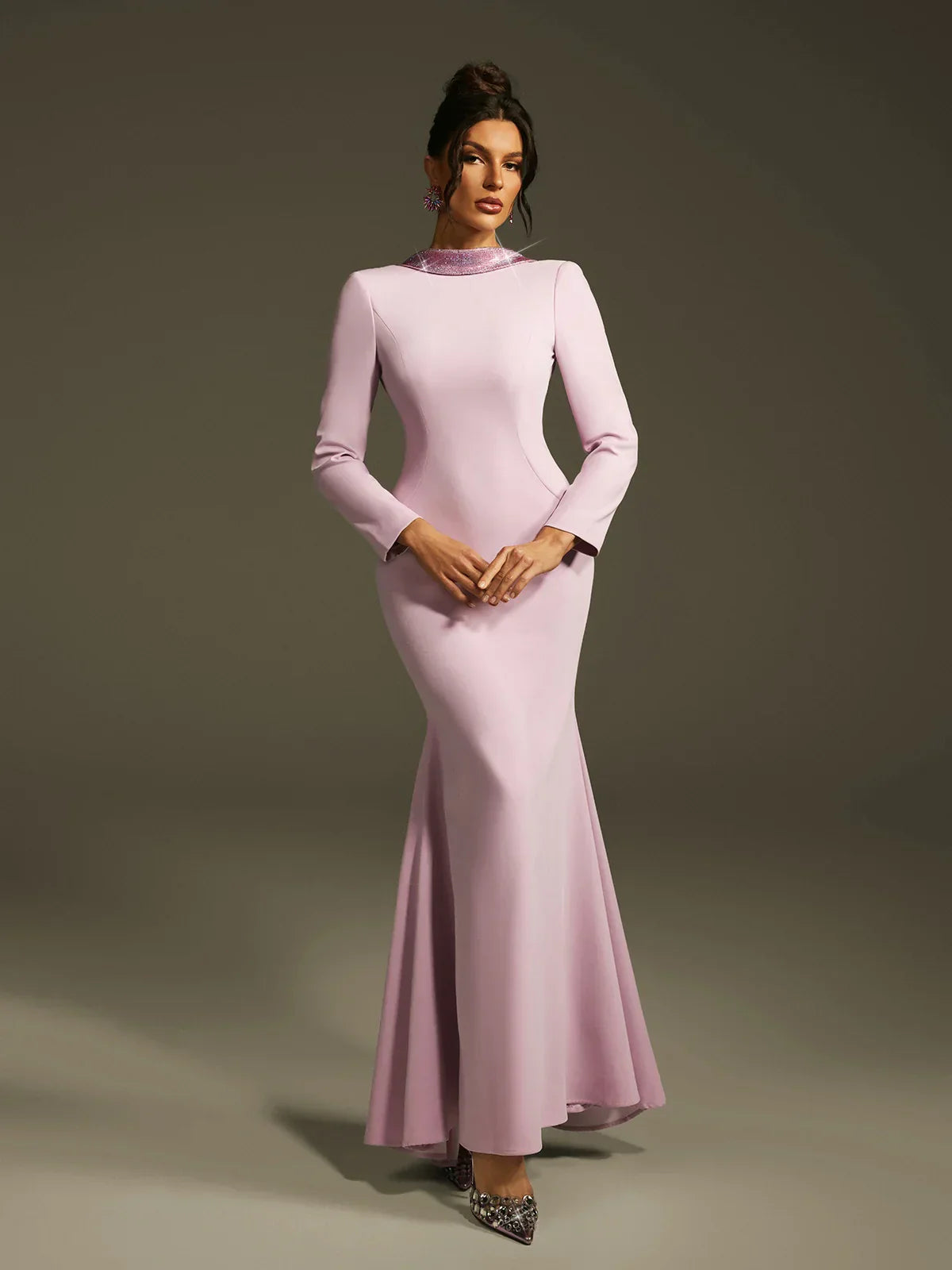 Fliederfarbenes, rückenfreies Maxikleid mit Kristallrosen