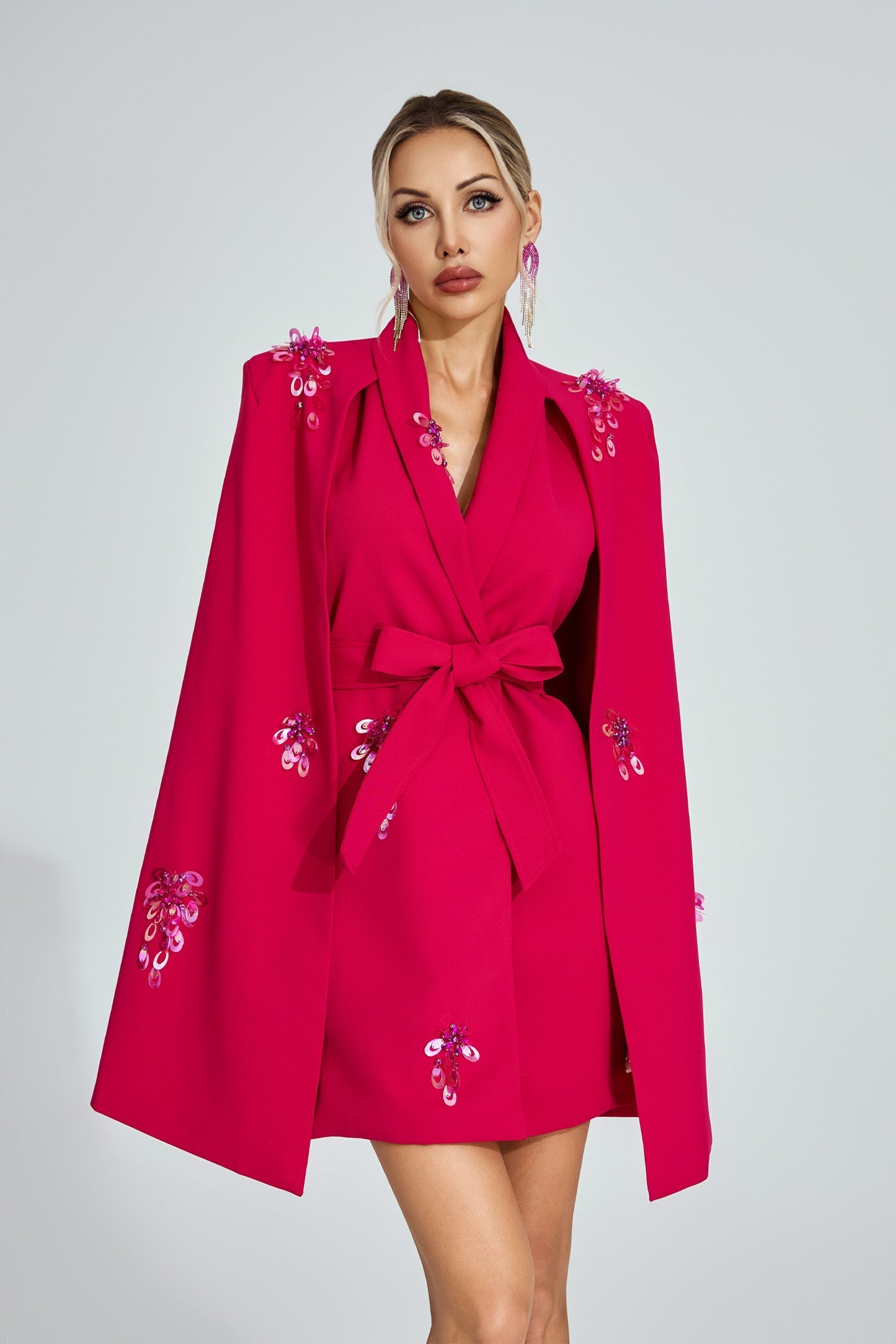 Stella Minikleid mit verziertem Cape 