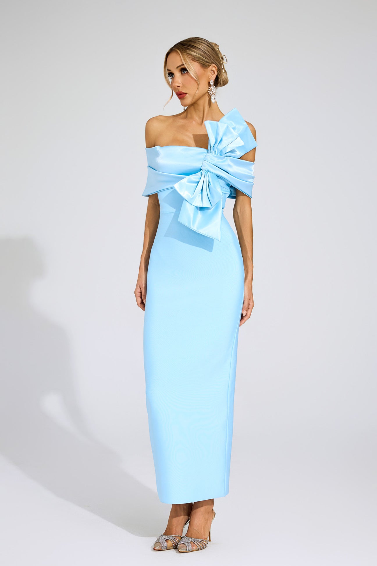 Blaues Satin-Maxikleid mit Schleife