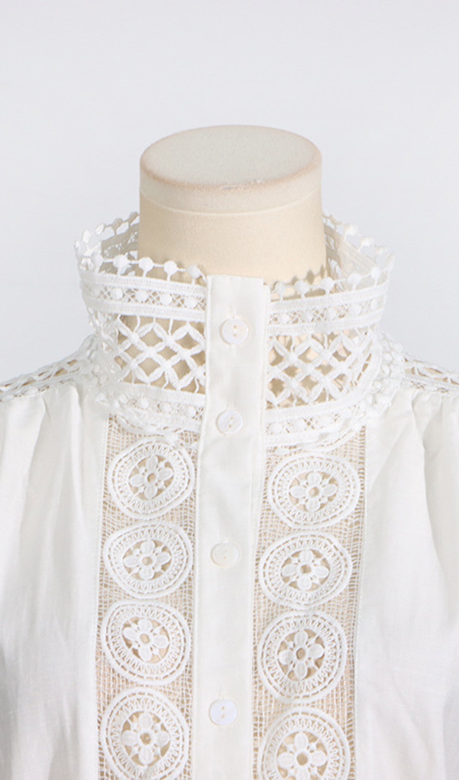 Minikleid mit Stehkragen und Laternenärmeln