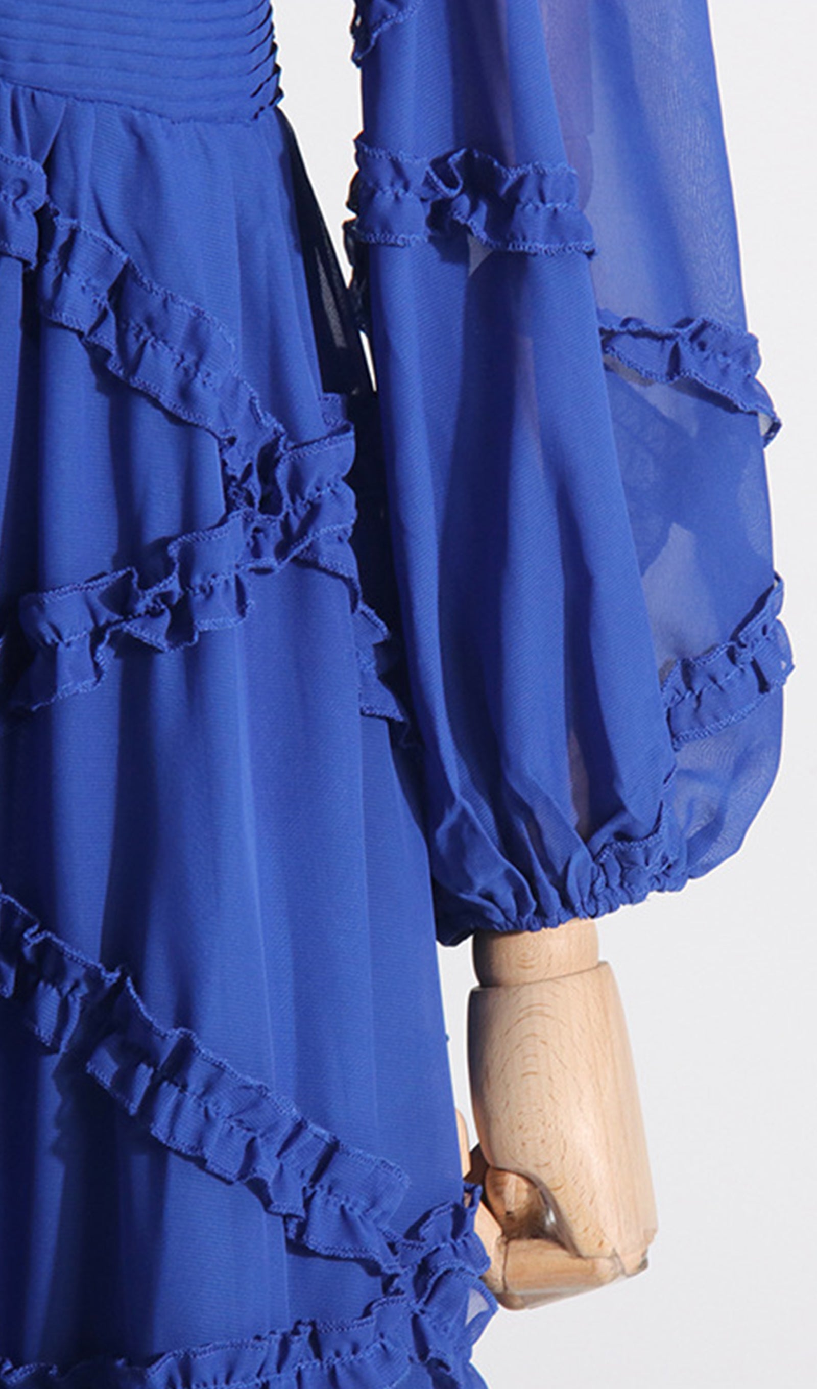 Maxikleid aus Mesh mit langen Ärmeln und V-Ausschnitt
