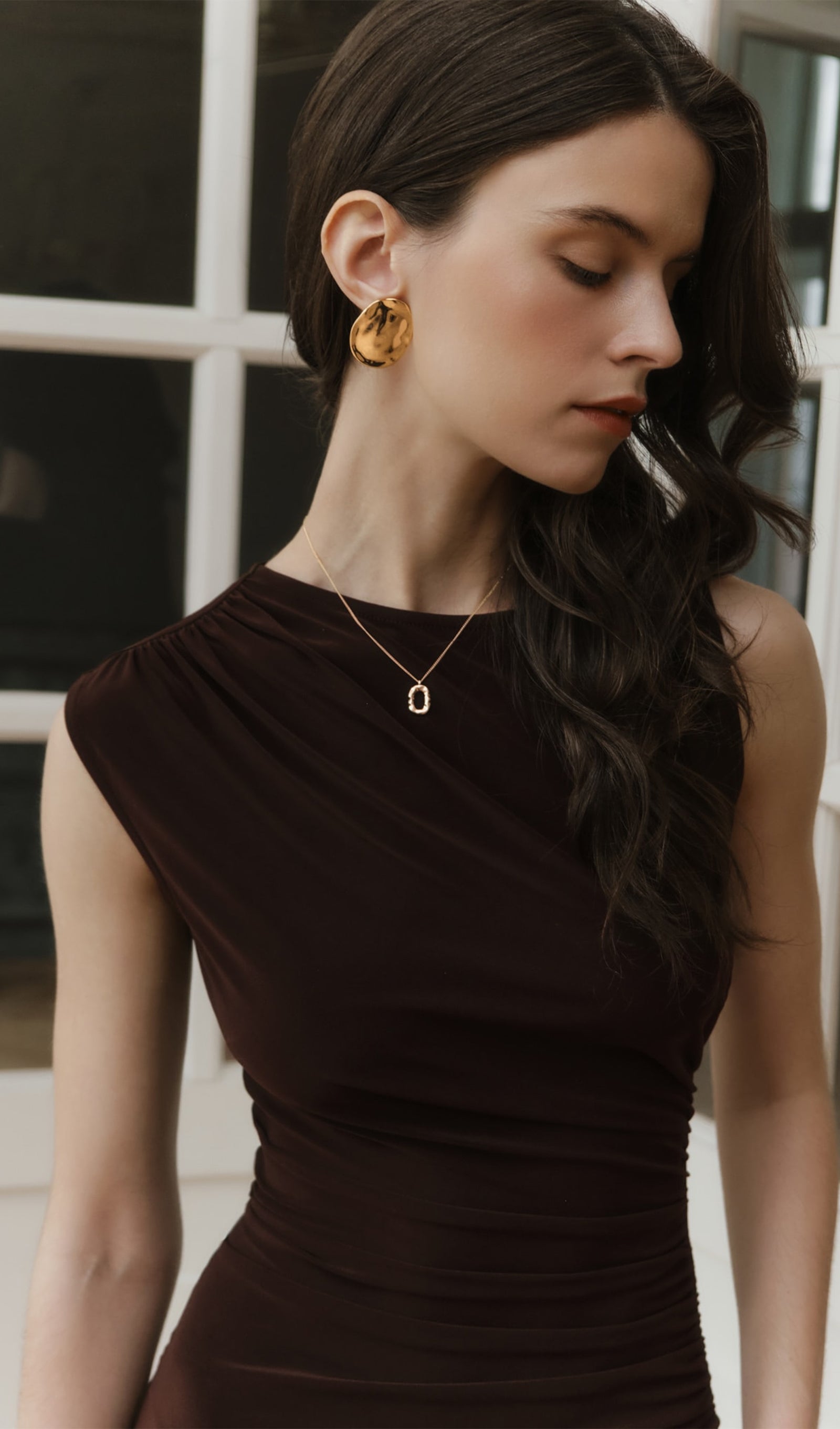 Minikleid mit asymmetrischer Schulterpartie und breitem Band 