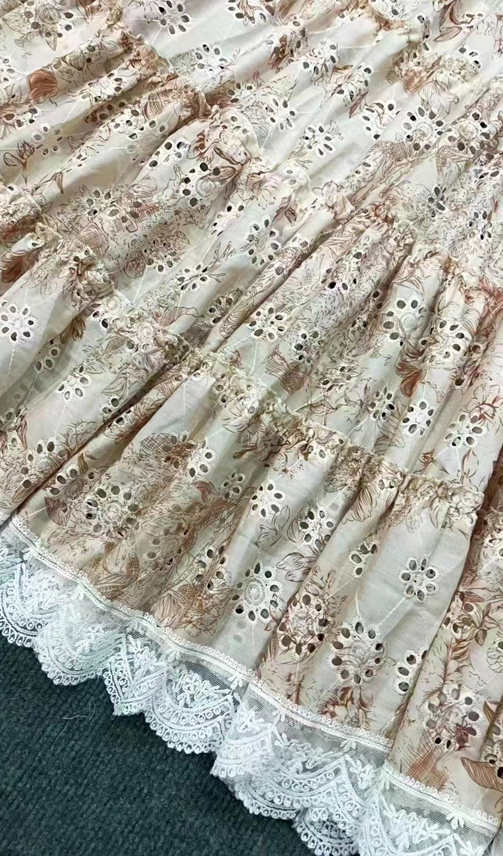 Langärmeliges, khakifarbenes, plissiertes Maxikleid aus Spitze