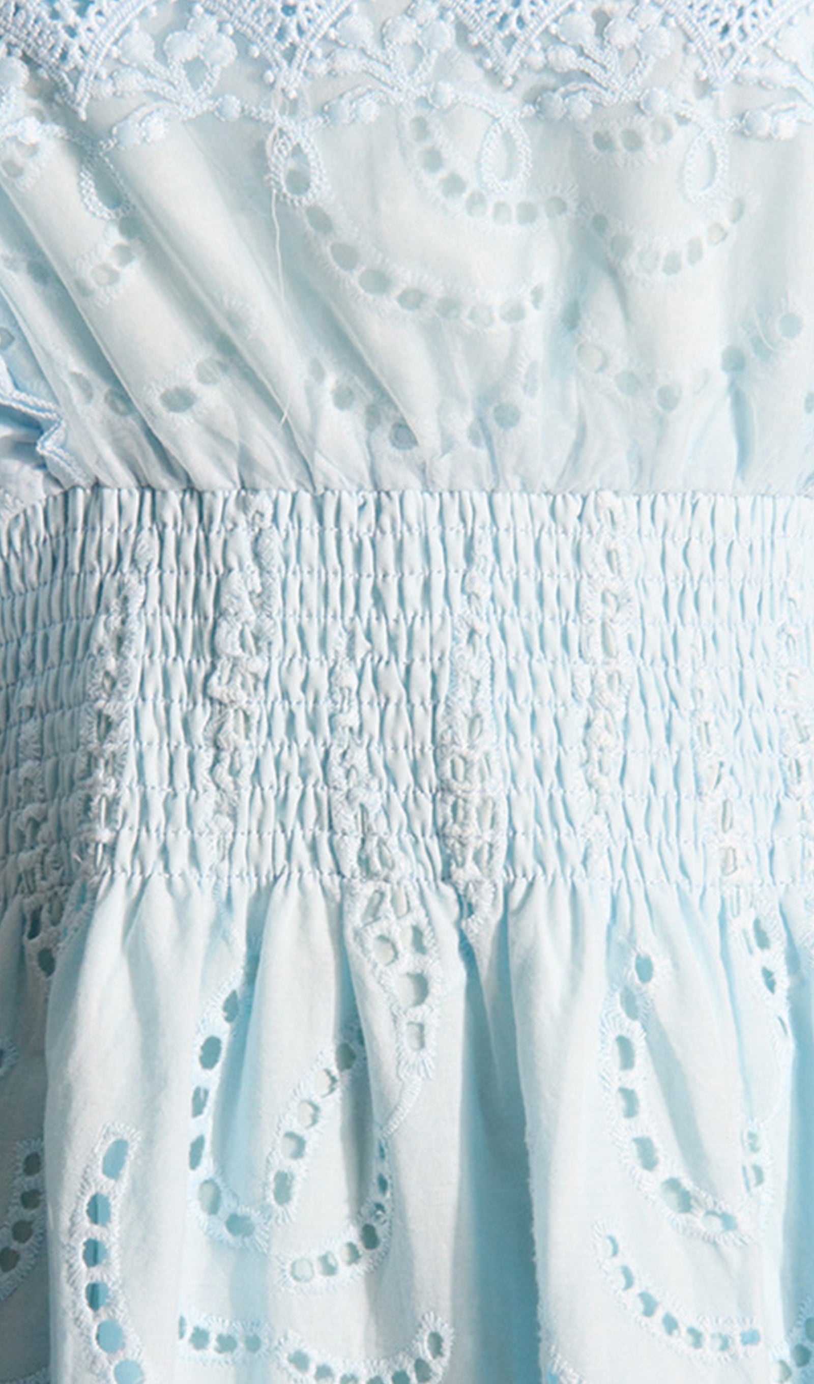 Schulterfreies, hochtailliertes Minikleid