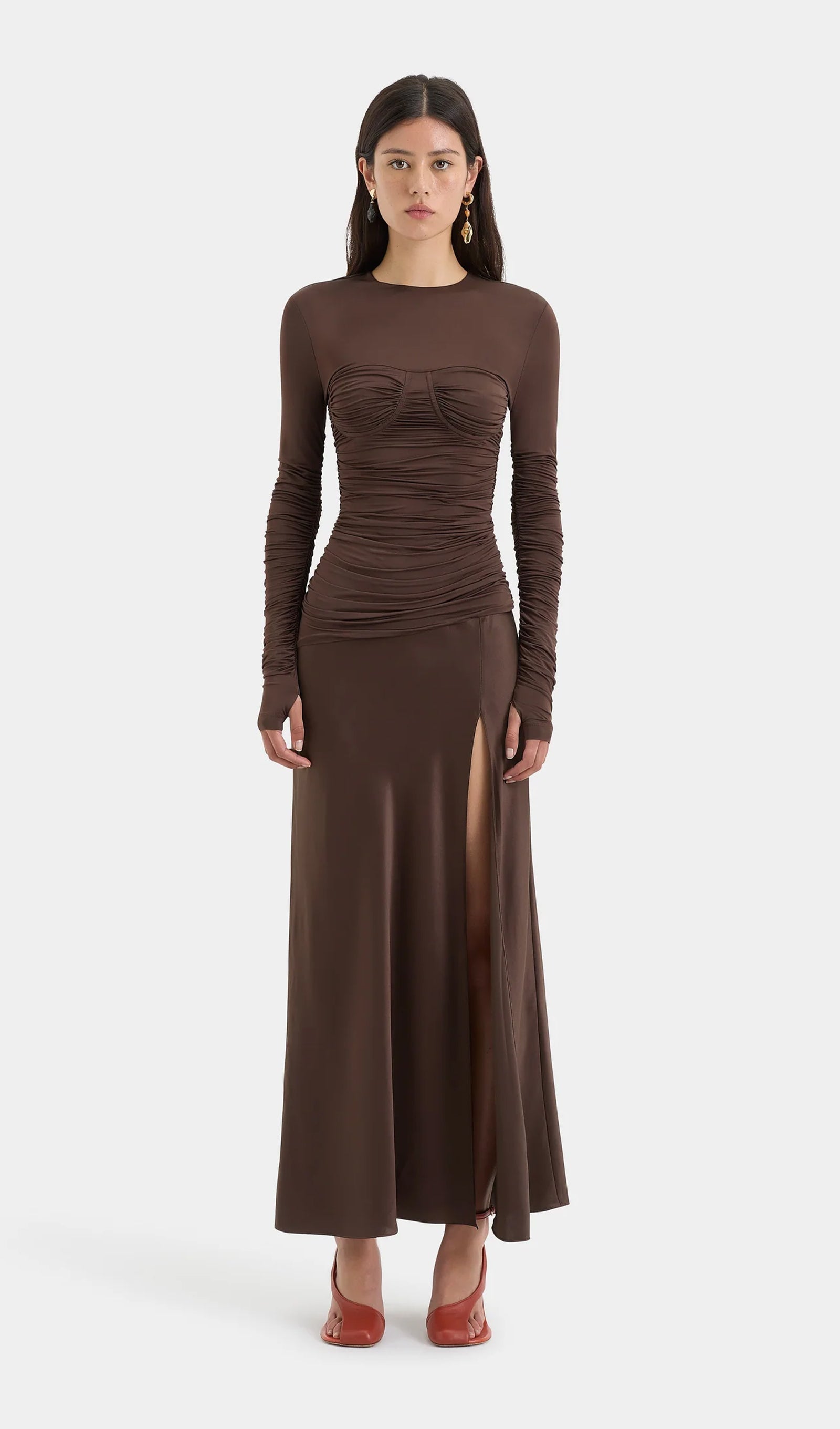 Drapiertes Maxikleid aus Jersey und Satin – Braun 