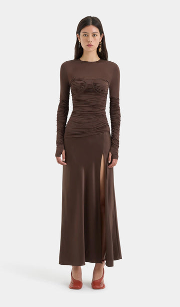 Drapiertes Maxikleid aus Jersey und Satin – Braun 
