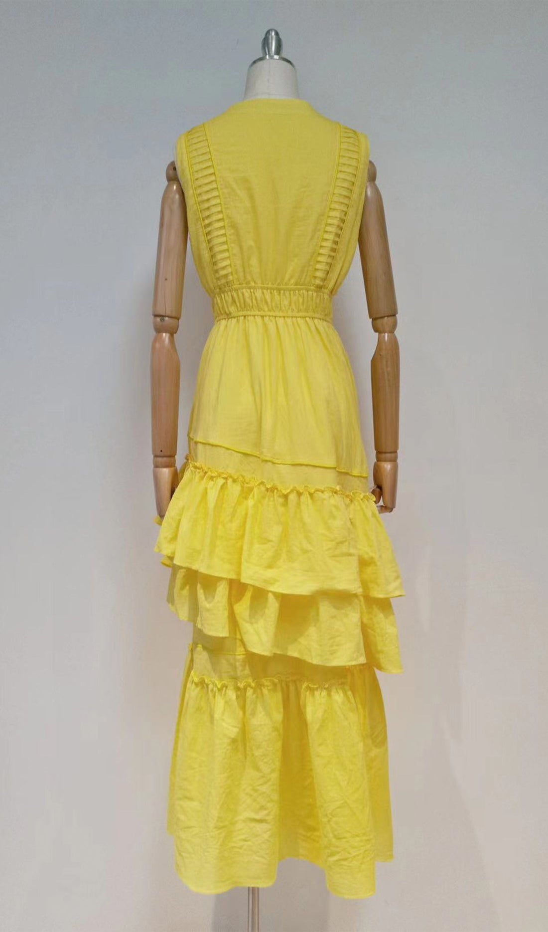 Gerades, asymmetrisches Midikleid mit V-Ausschnitt und mehreren Lagen 
