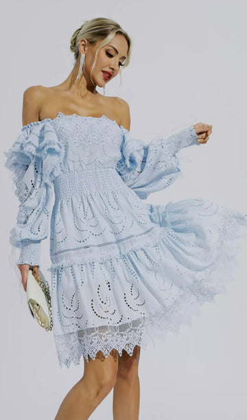 Schulterfreies, hochtailliertes Minikleid