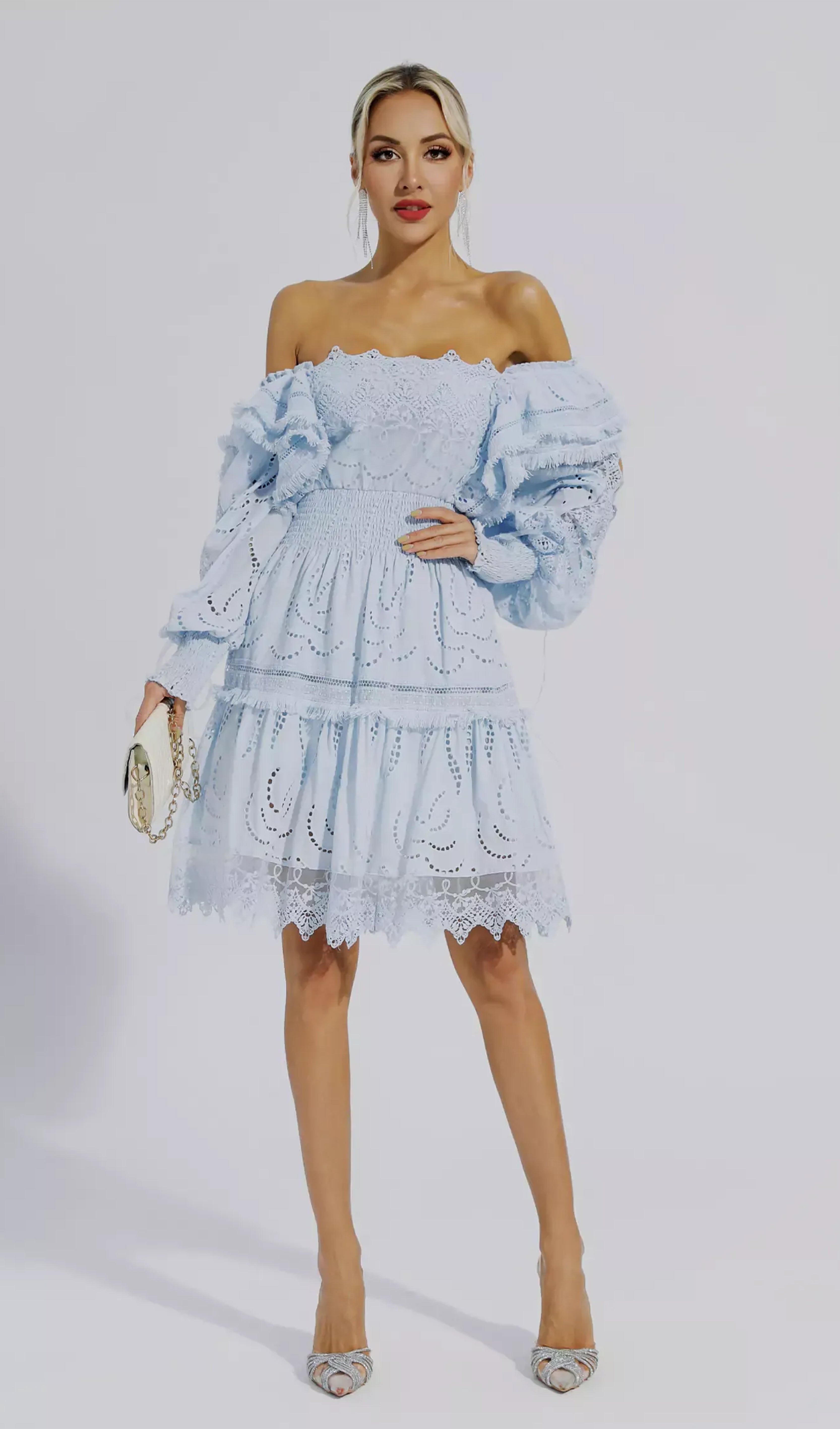 Schulterfreies, hochtailliertes Minikleid
