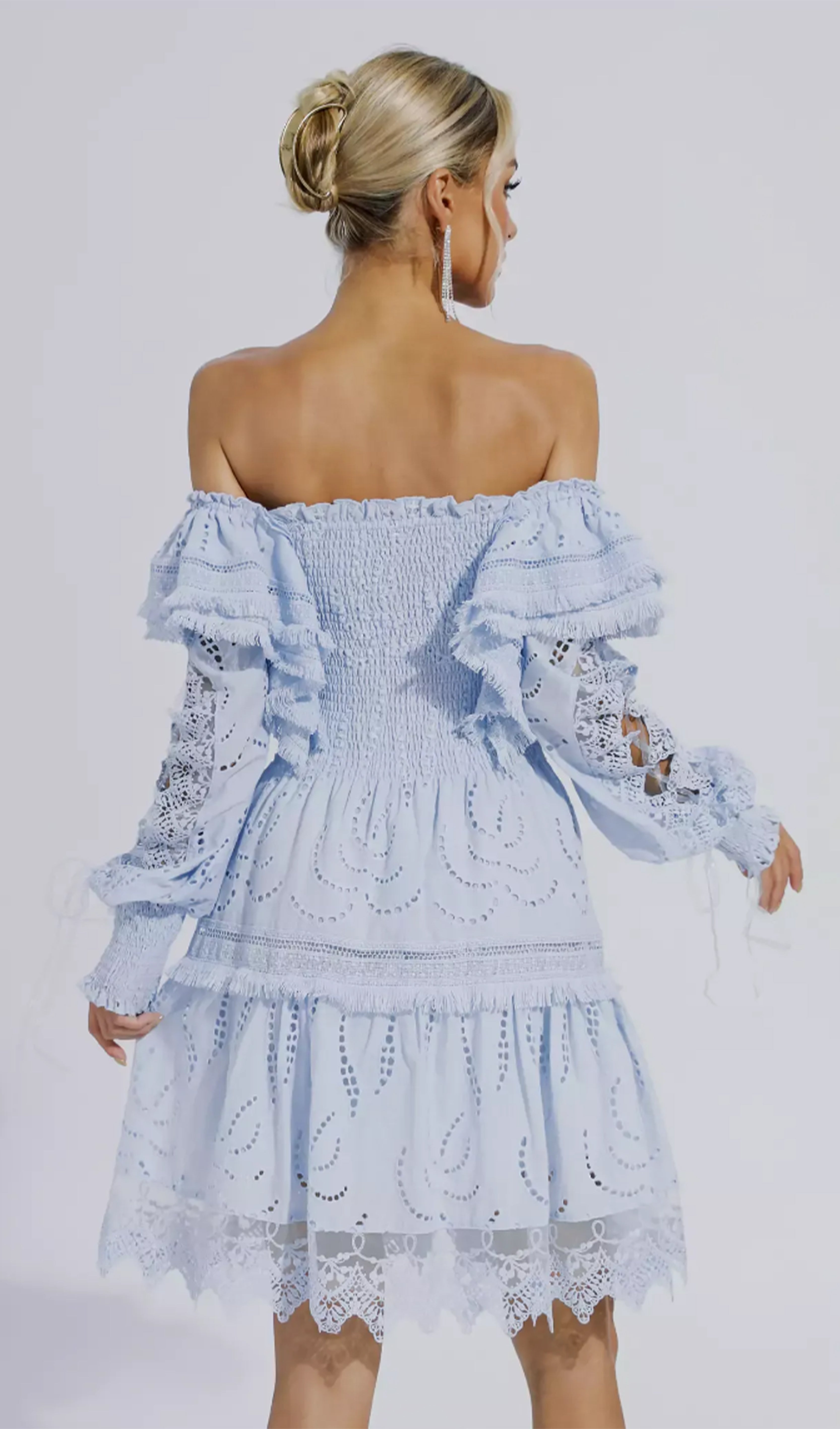 Schulterfreies, hochtailliertes Minikleid